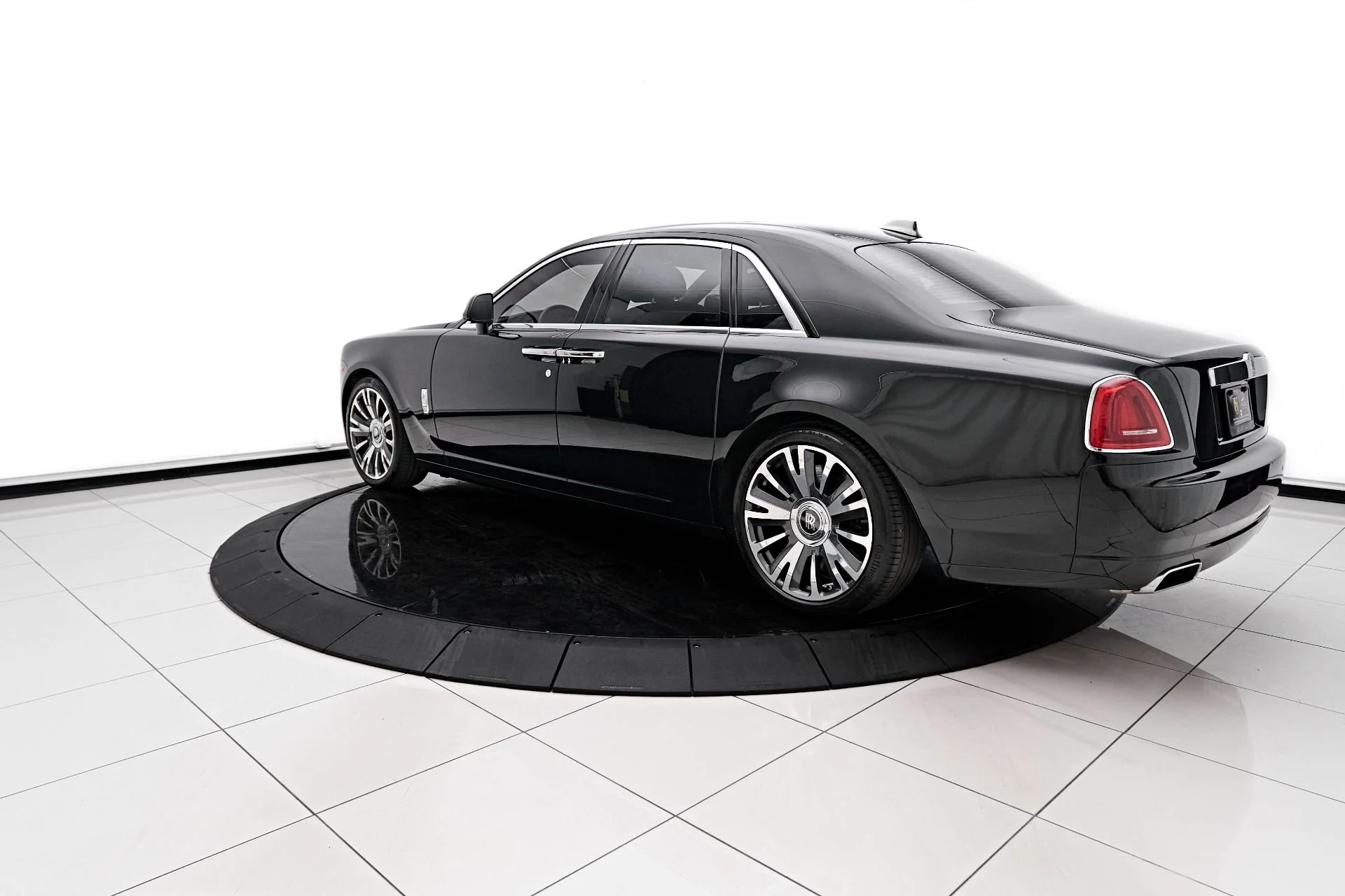 mph006_1494199954_Used_2019_Rolls_Royce_Ghost_Base_1713298106_ca5a425c38