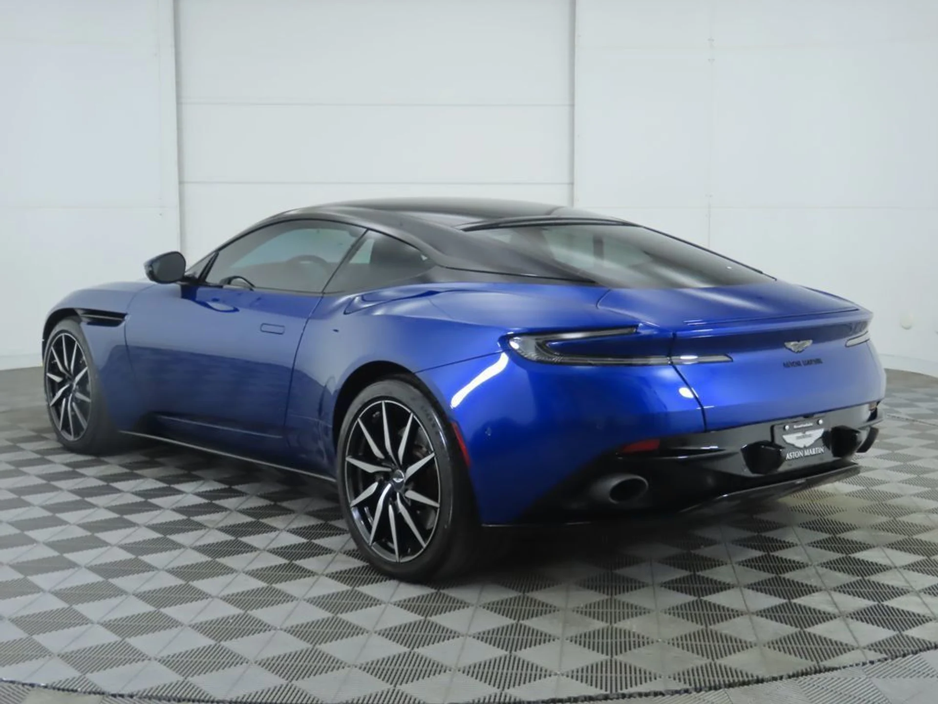 mph006_1505629802_used_2018_aston_martin_db11_v12coupe_8119_22975098_7_1024_95ad142ea4
