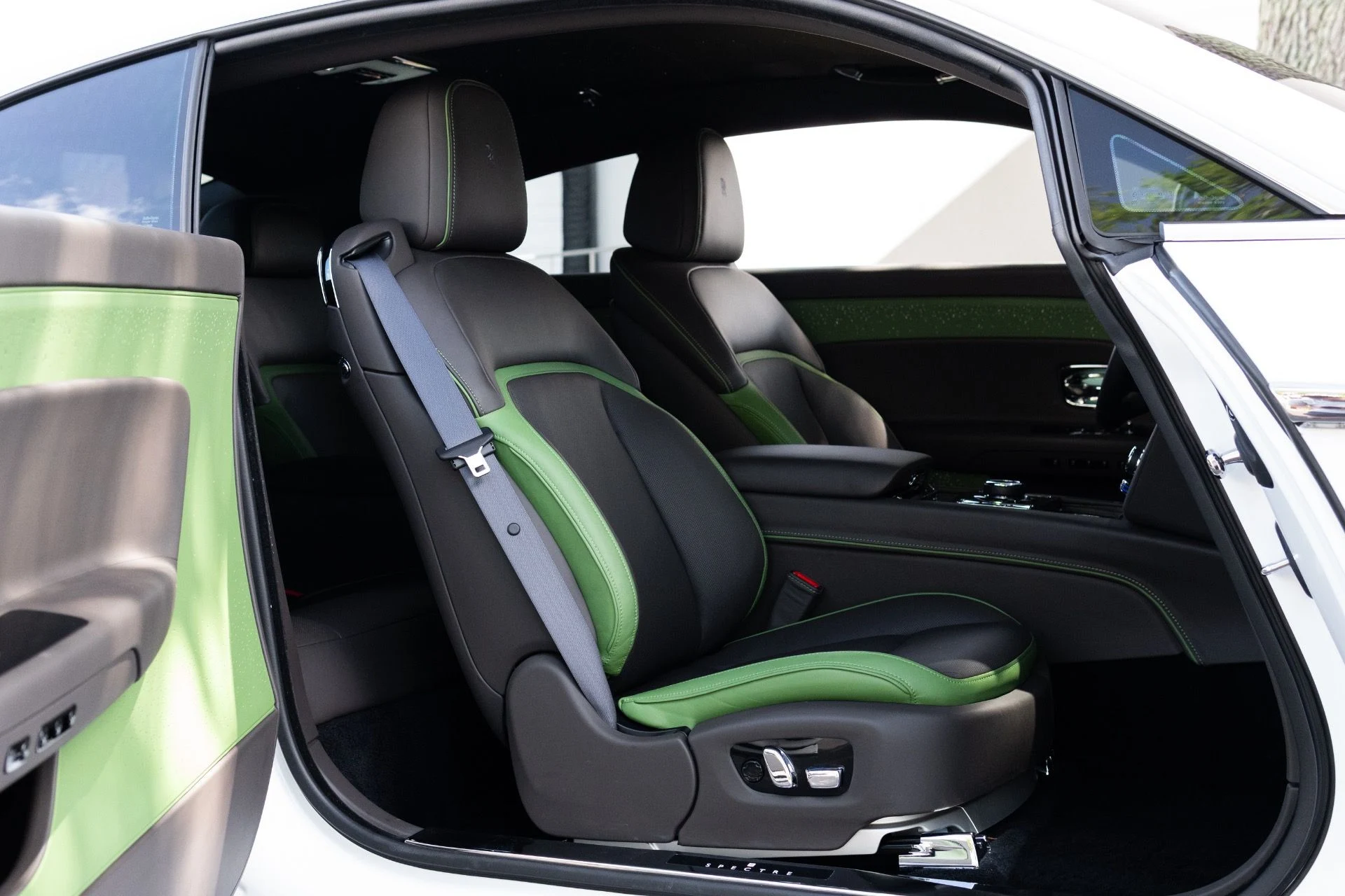 mph006_1518477691_Used_2024_Rolls_Royce_Spectre_1775023108_aea3613791