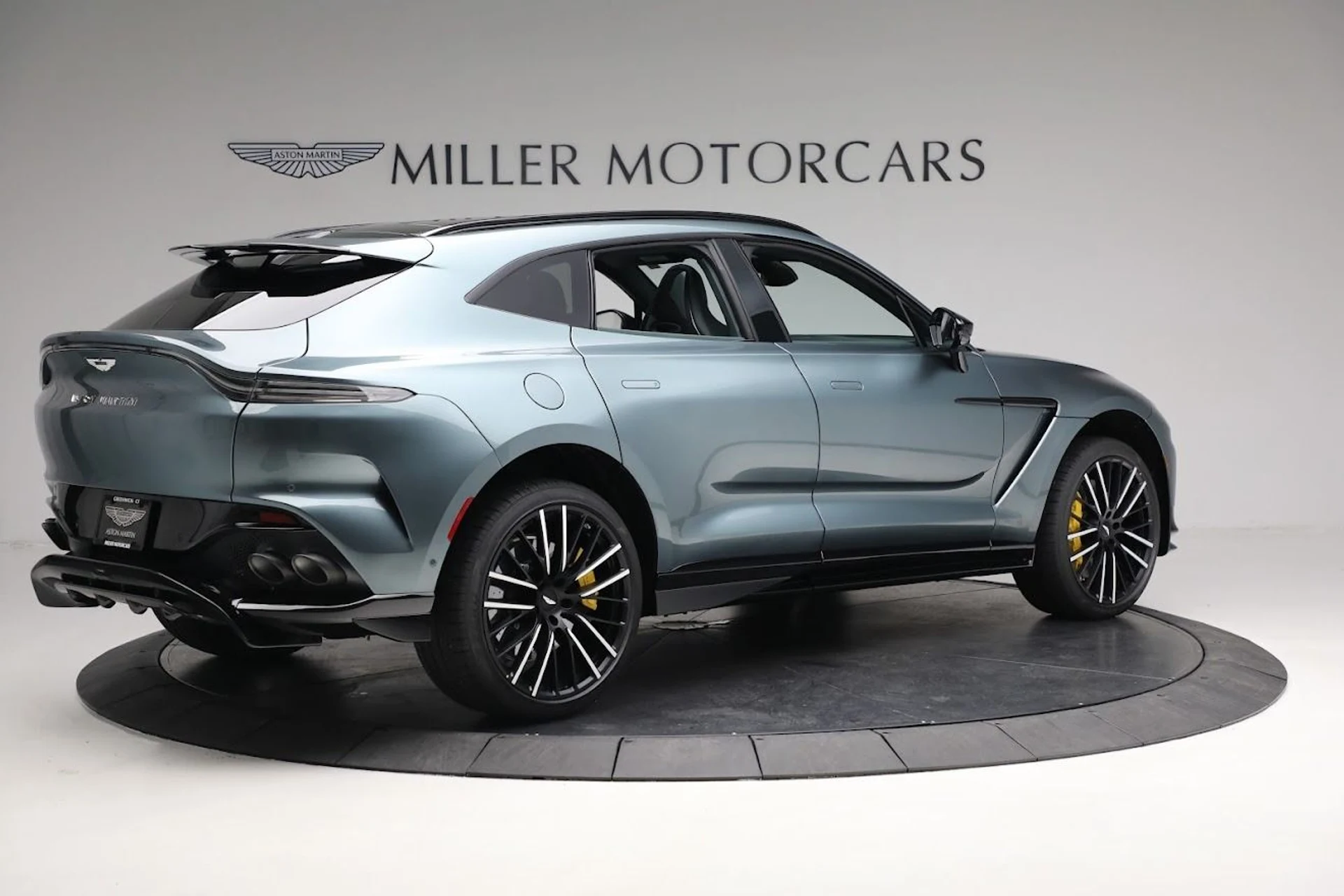 mph006_1564616088_Used_2023_Aston_Martin_DBX_707_5c6e44c295