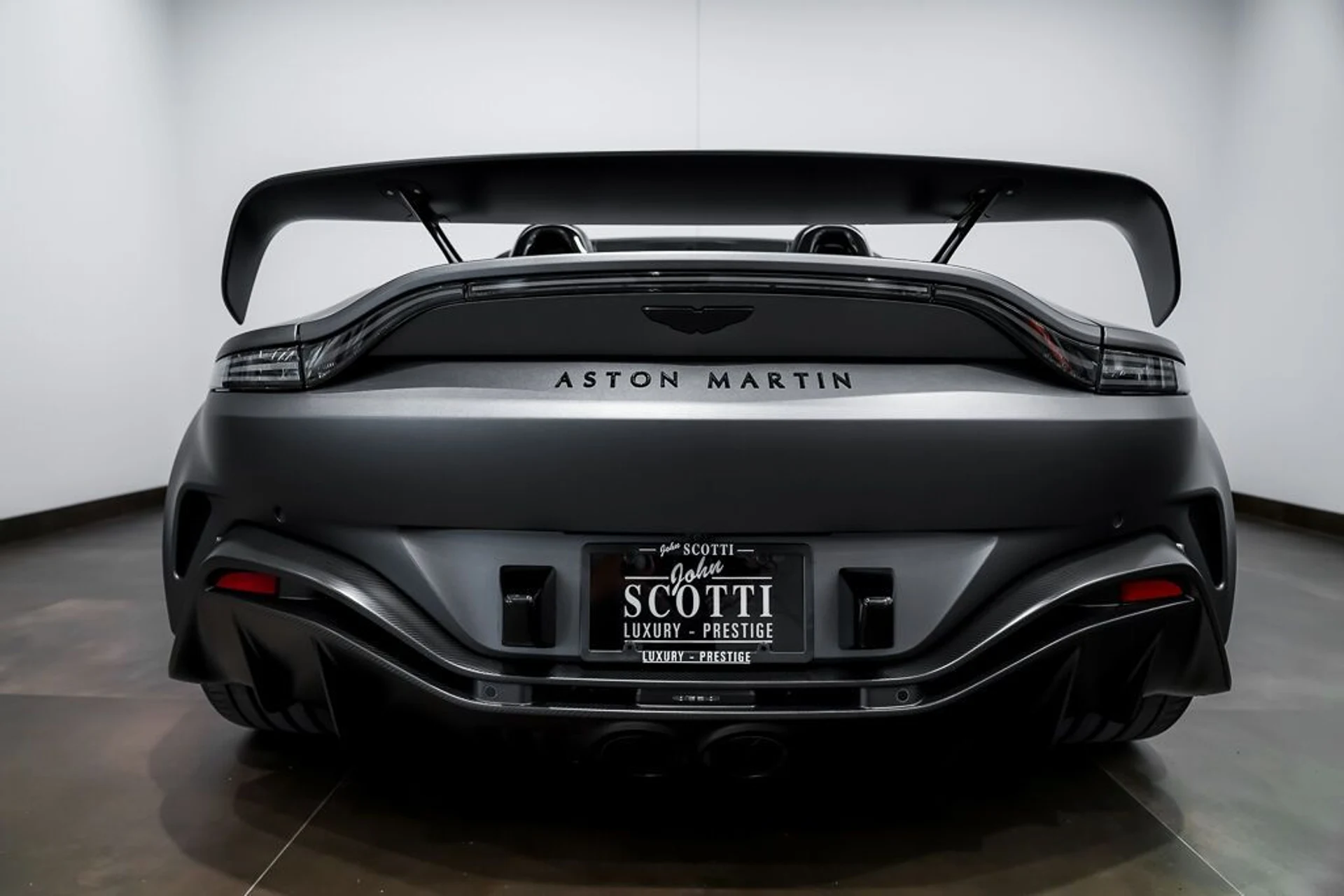mph006_161906420_aston_martin_vantage_2023_jpg_v_1758918548_4401110c21