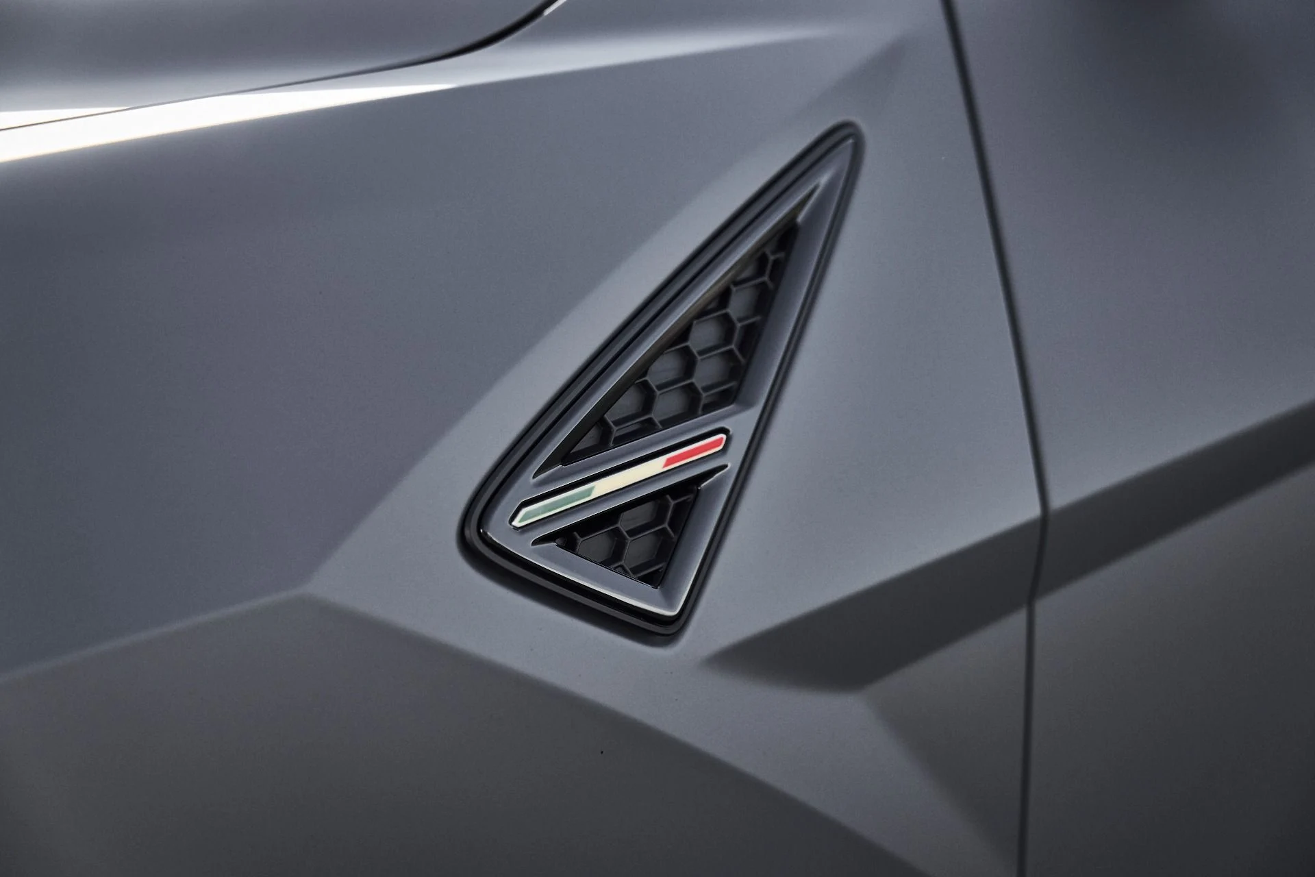 mph006_1631523950_Used_2025_Lamborghini_Urus_SE_1778289183_747d82fa9e