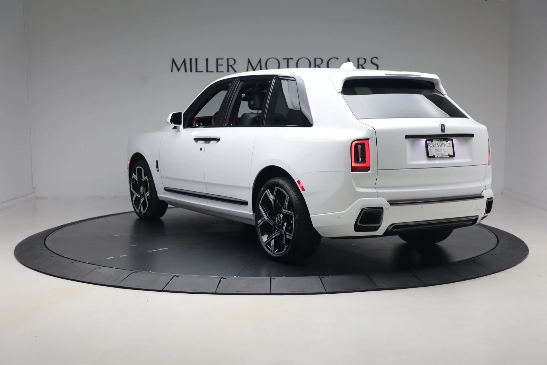 mph006_1645392922_New_2027_Rolls_Royce_Black_Badge_Cullinan_ed8291f723