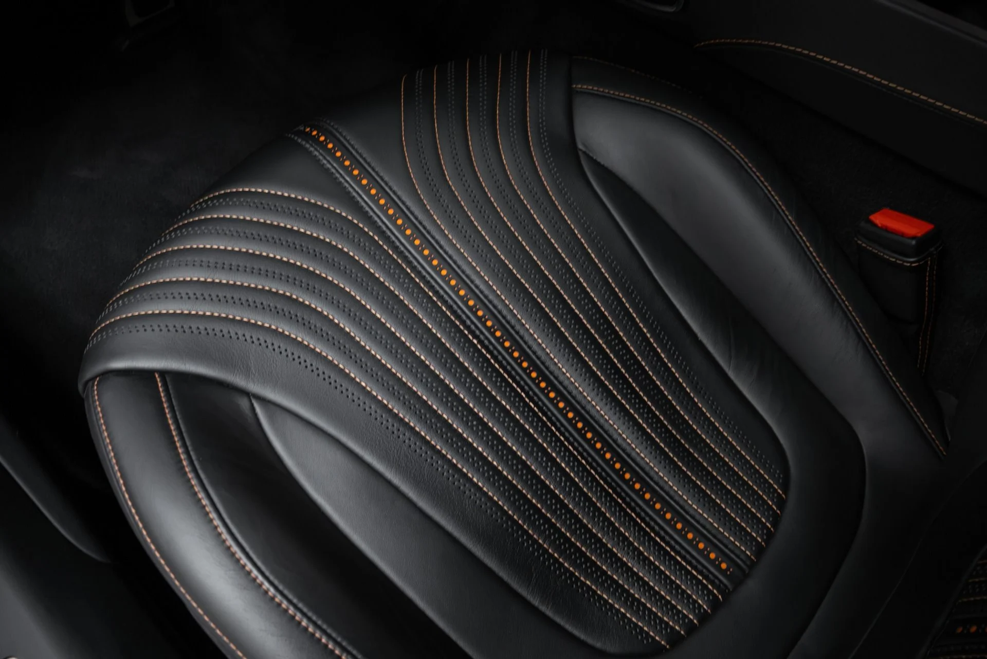 mph006_1646324958_Used_2018_Aston_Martin_DB_11_1761056819_13dc983b4b