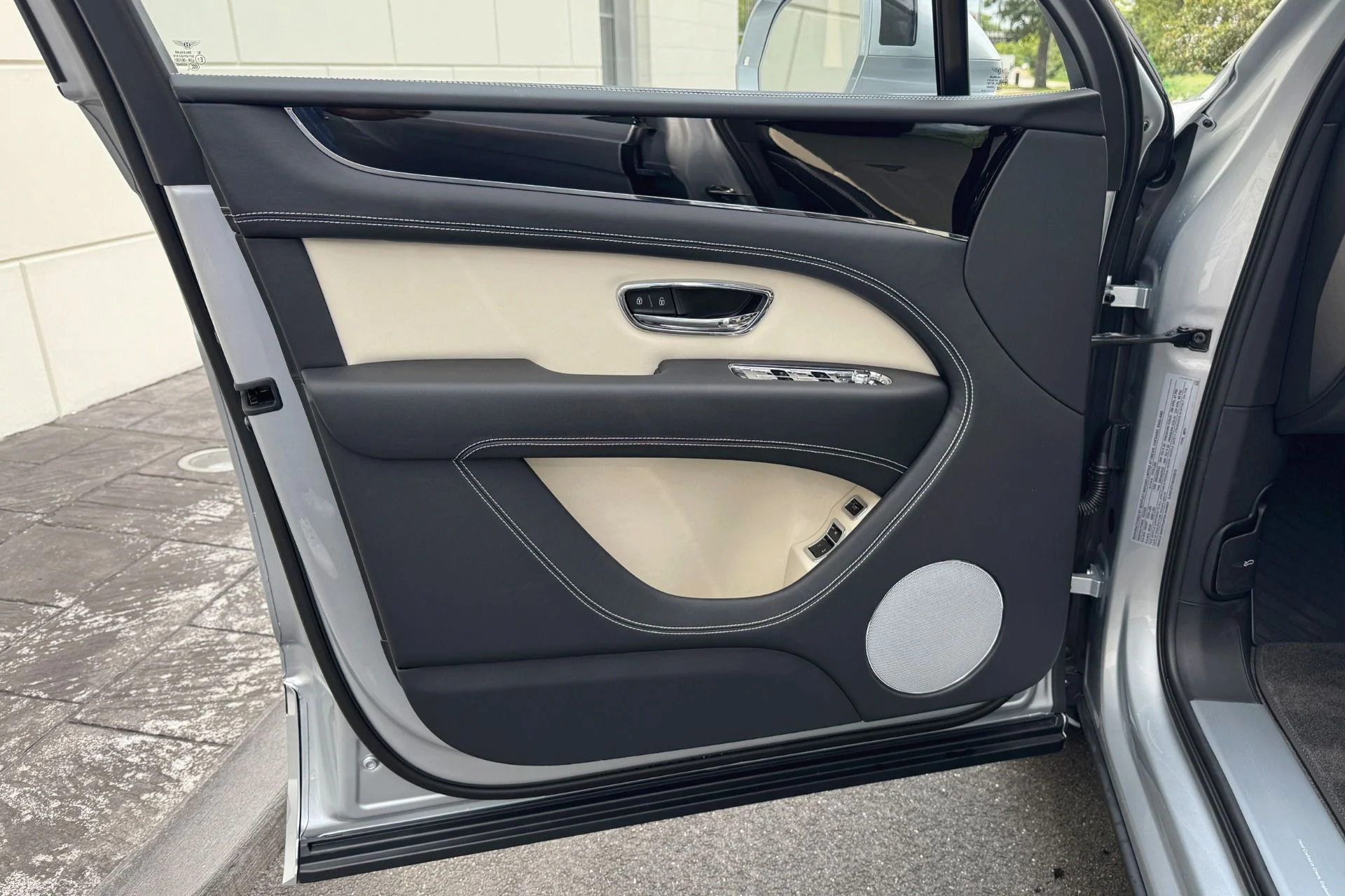 mph006_1774323987_New_2025_Bentley_Bentayga_V8_1757940189_e918e09ce4