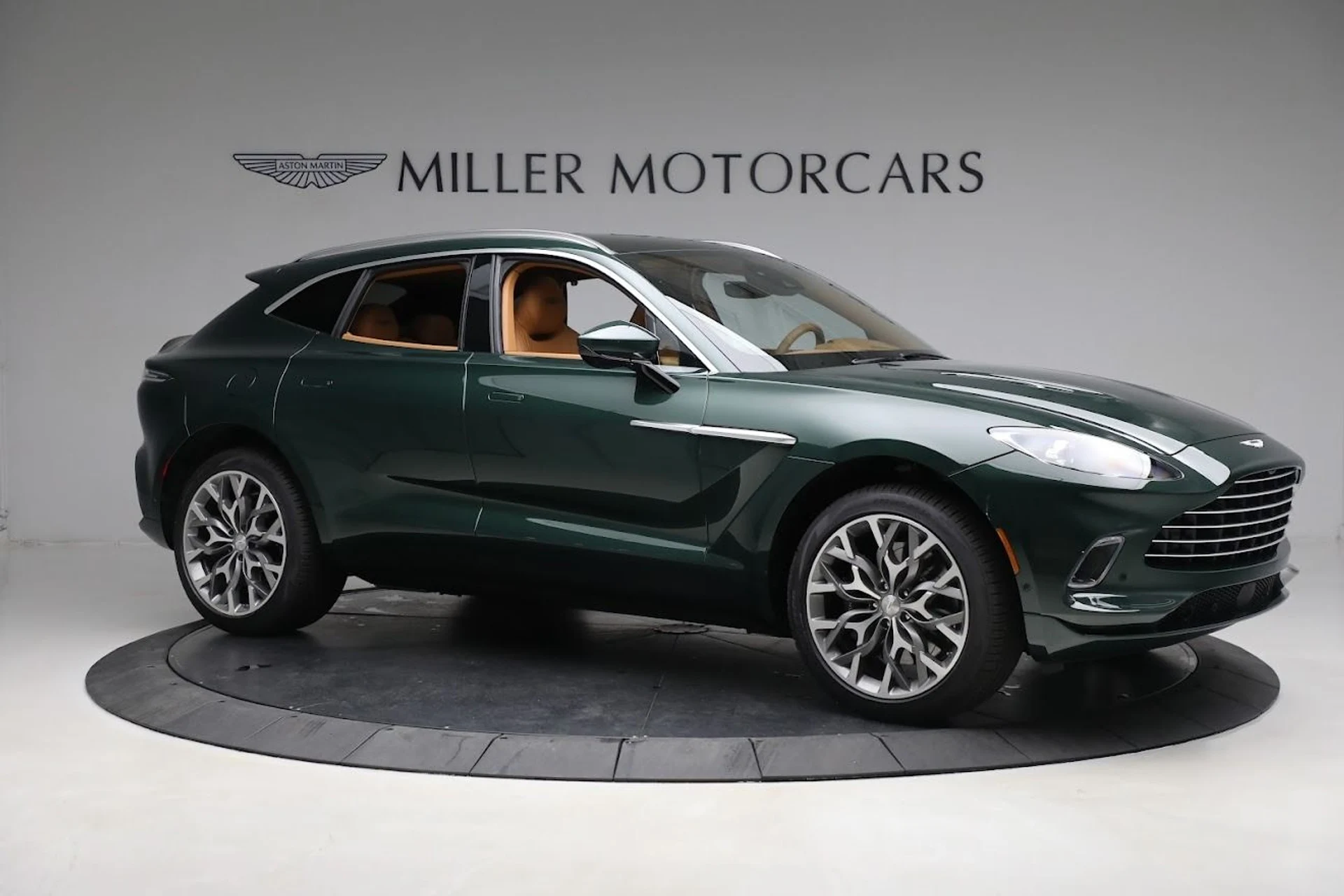 mph006_1790658408_Used_2023_Aston_Martin_DBX_1685647271_cc13f13e06