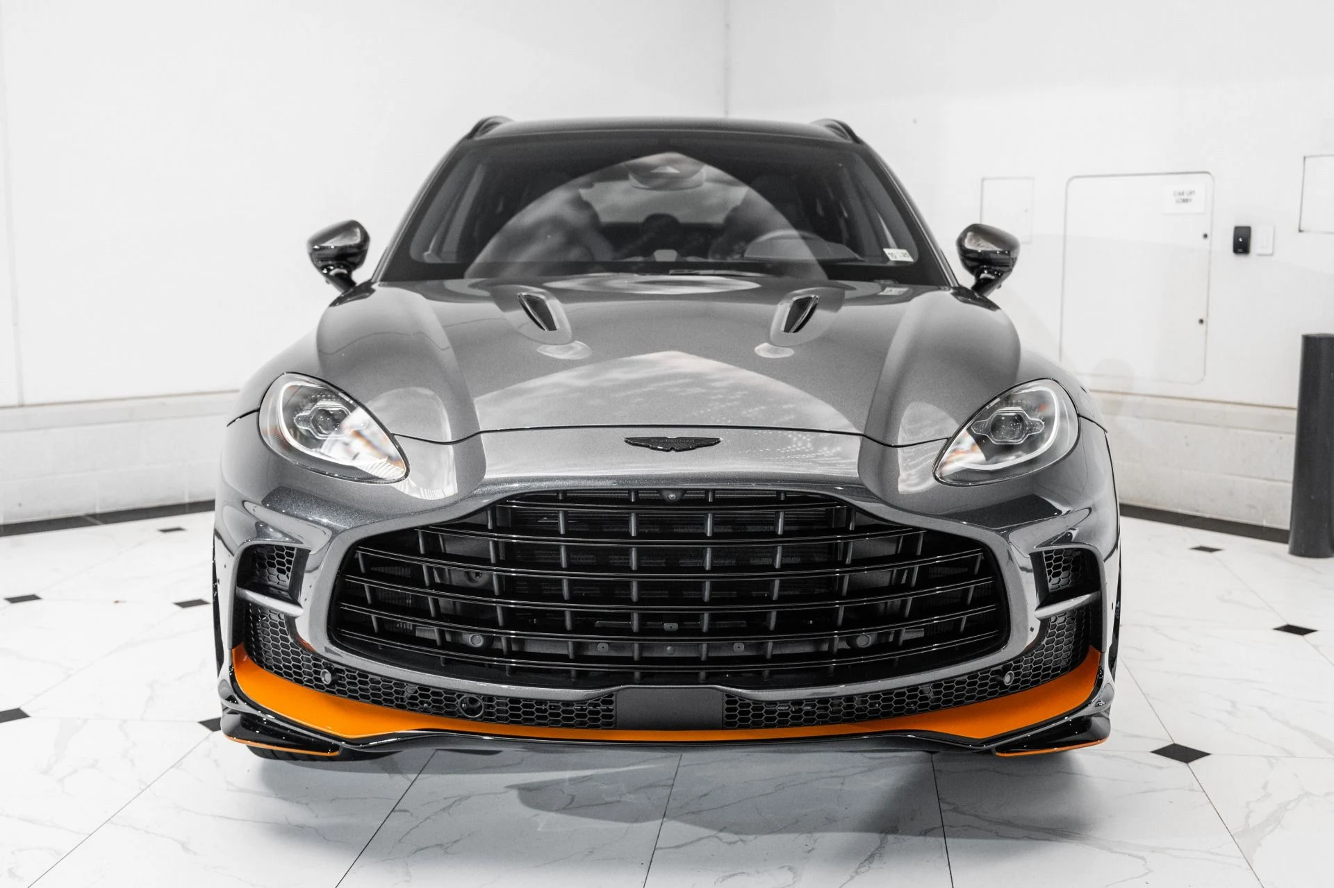 mph006_180603986_Used_2025_Aston_Martin_DBX_707_1754709382_f1e0963d16