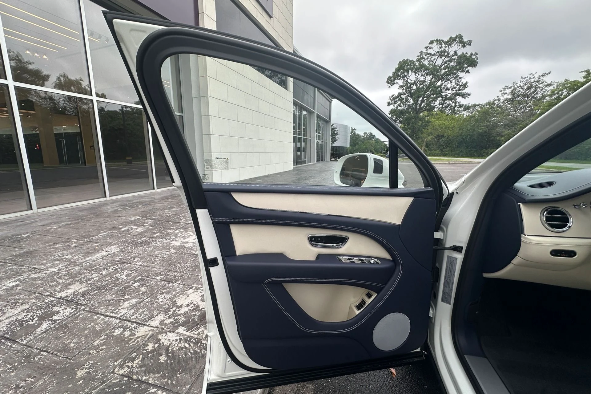 mph006_1825420429_New_2026_Bentley_Bentayga_V8_1784720137_6064ab11d0