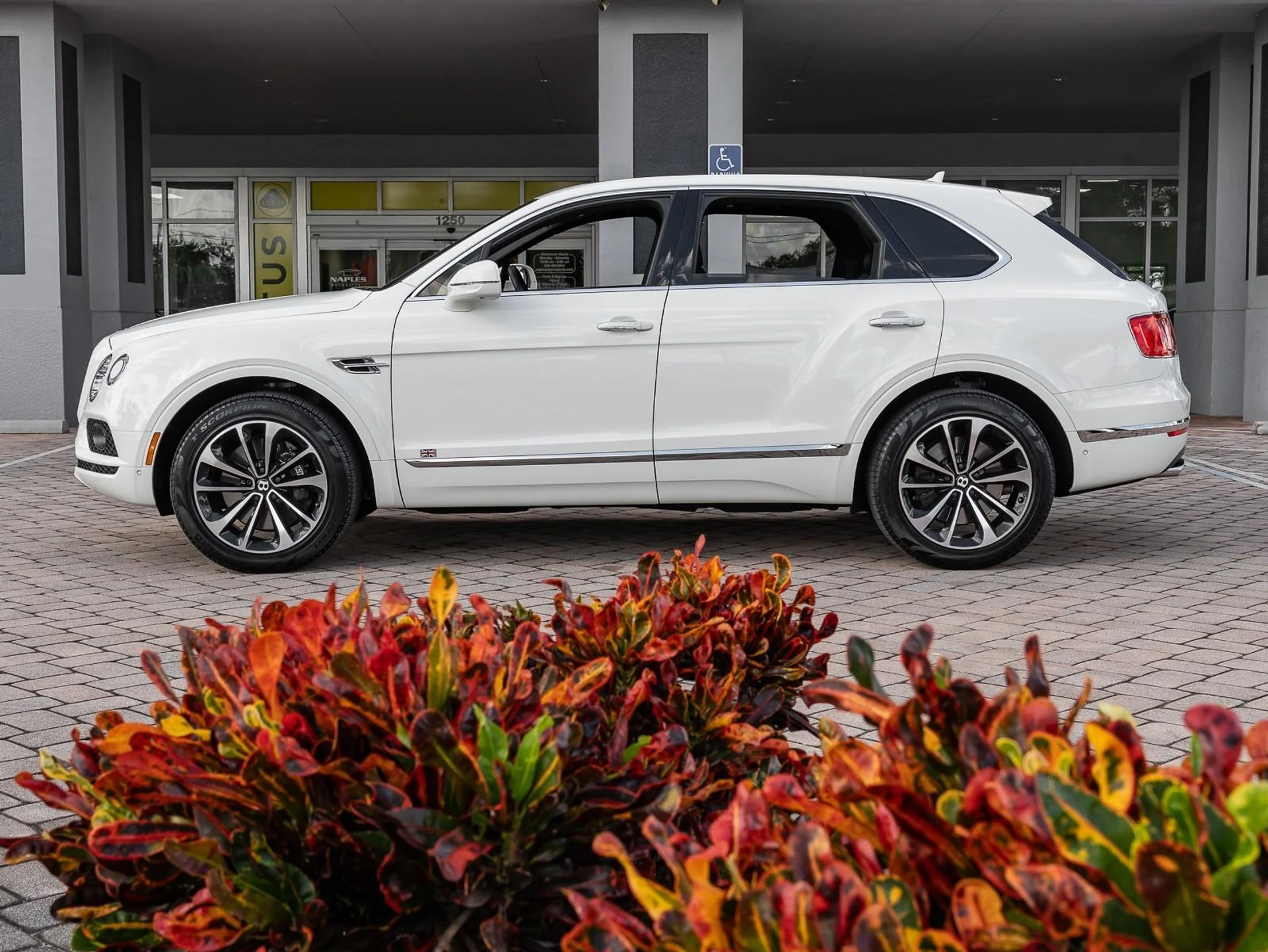 mph006_1828448831_Used_2018_Bentley_Bentayga_W12_Signature_1761171390_d575368670