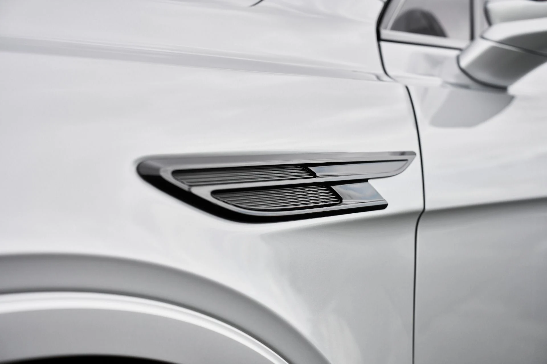 mph006_185209961_Used_2023_Bentley_Bentayga_EWB_Azure_1763502478_6d13b17f85