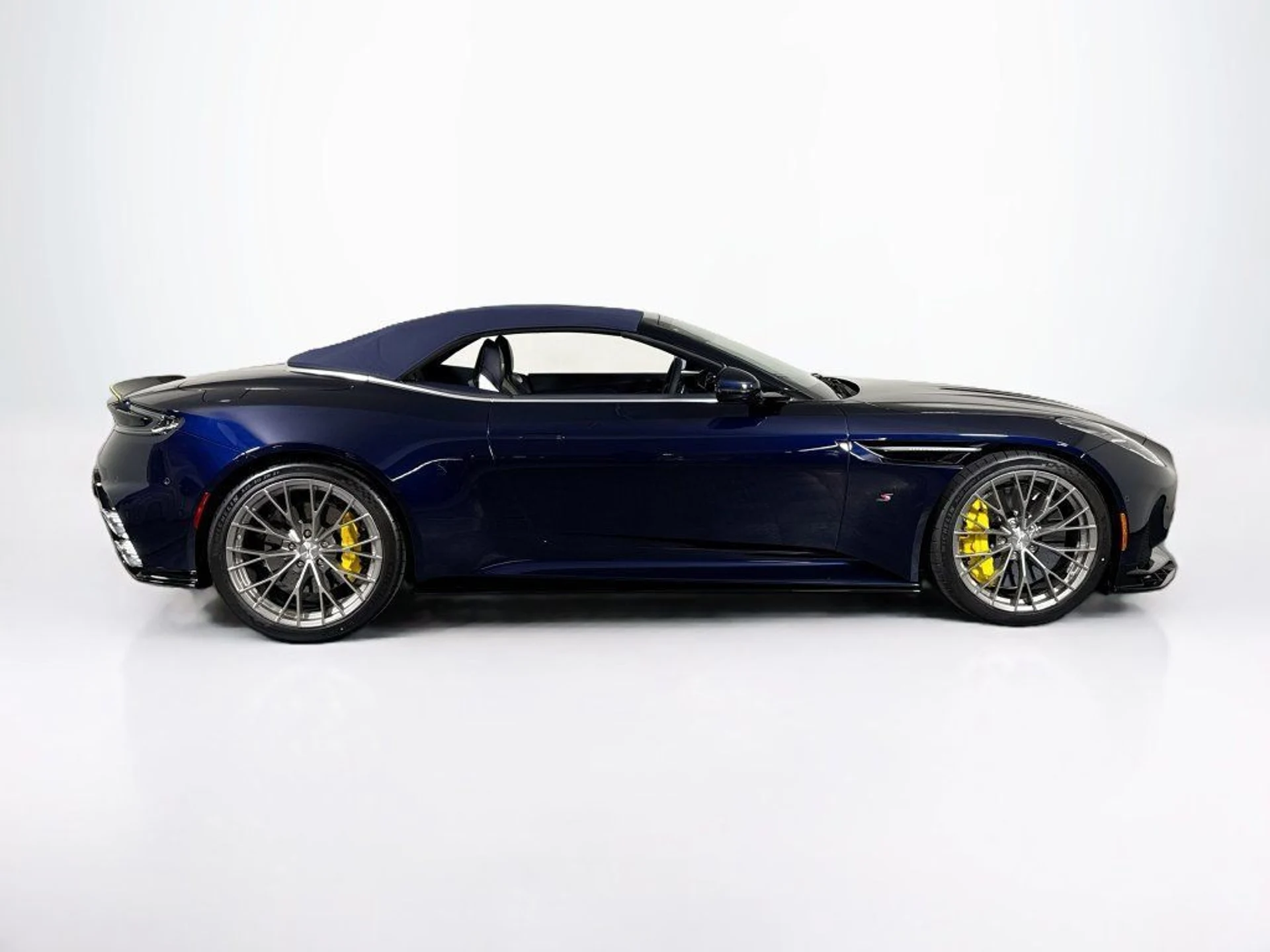mph006_1877681173_new_2026_aston_martin_db12_volante_11350_23082911_6_1024_dd3475d207