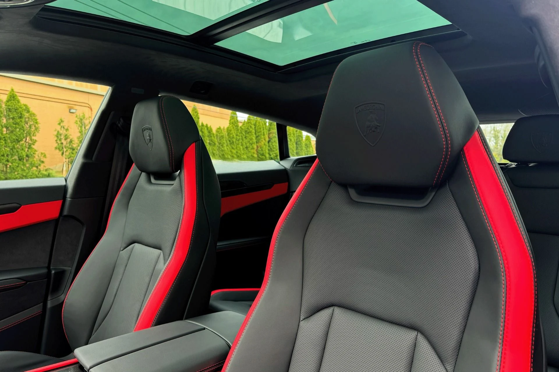 mph006_1909266576_Used_2025_Lamborghini_Urus_SE_1744358424_be384f058e