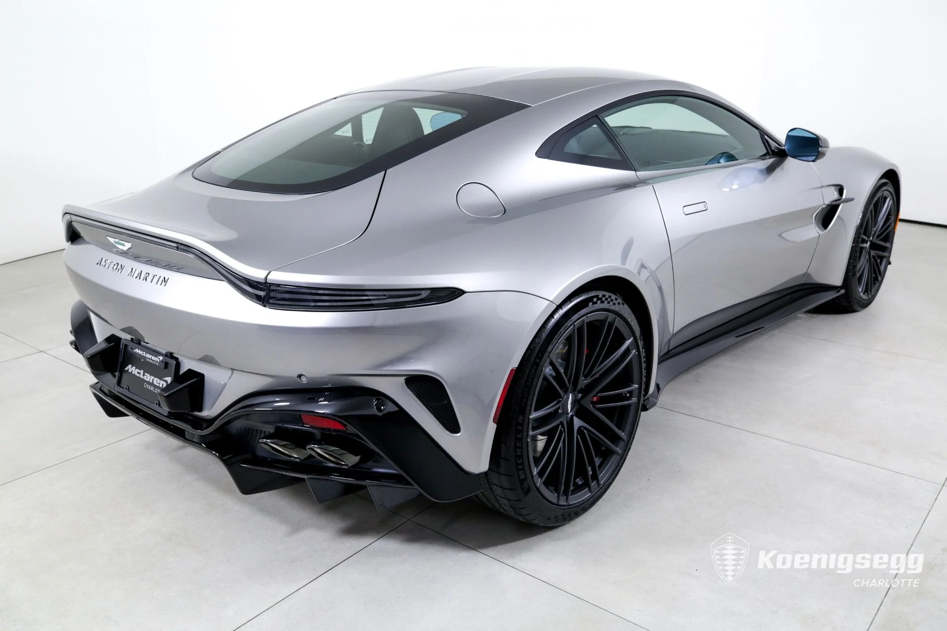 mph006_1926781016_Used_2025_Aston_Martin_Vantage_1760978372_0454db450b