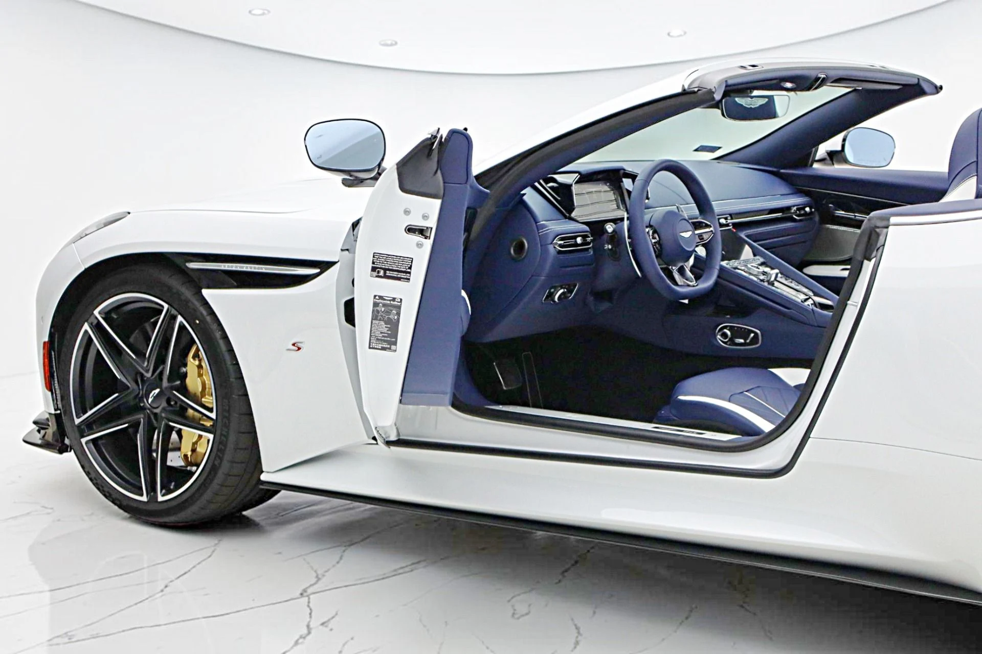 mph006_1943997549_New_2026_Aston_Martin_DB_12_S_Volante_7d900afdc4