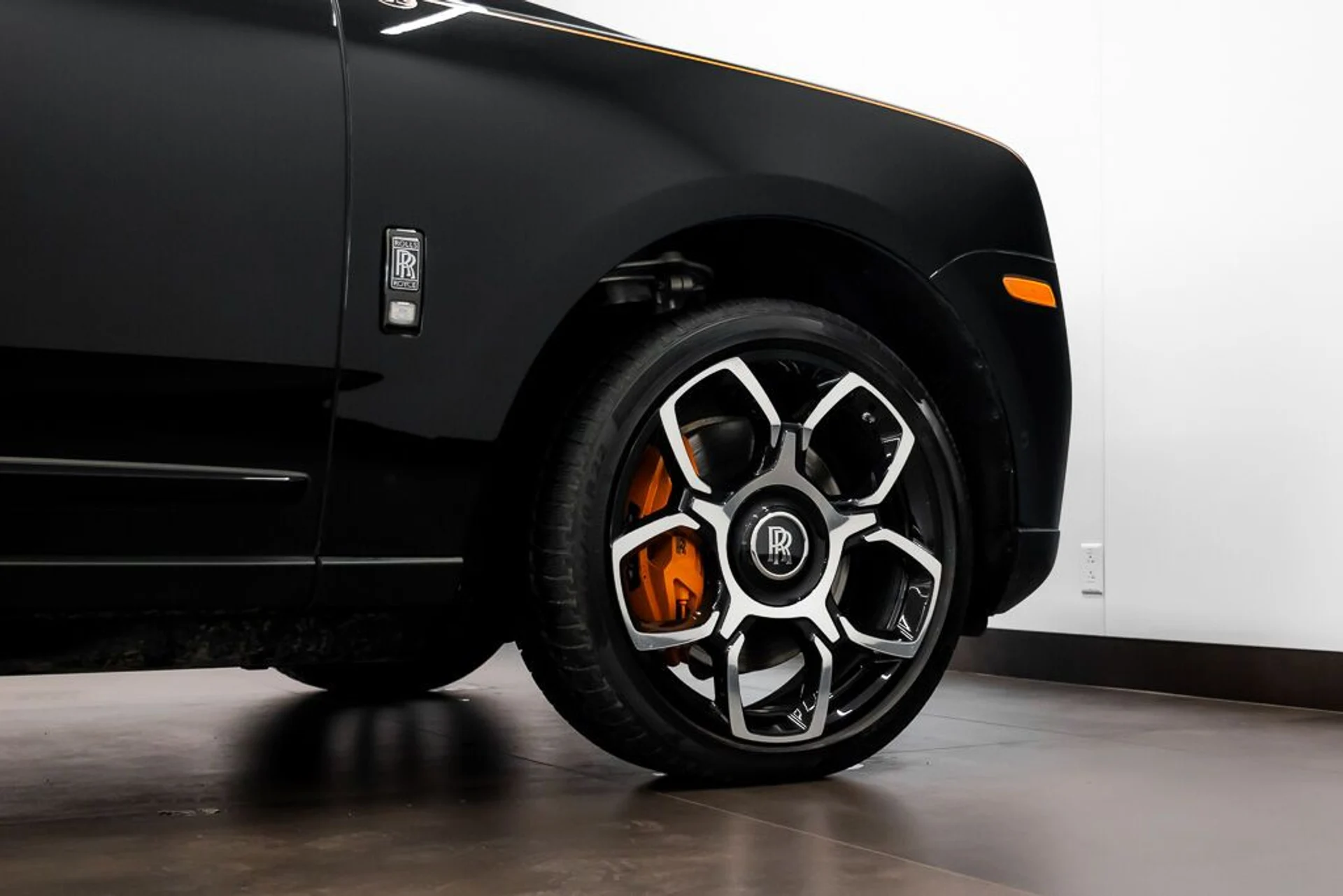 mph006_1948660738_rolls_royce_cullinan_2023_jpg_v_1758918548_bbff791b29
