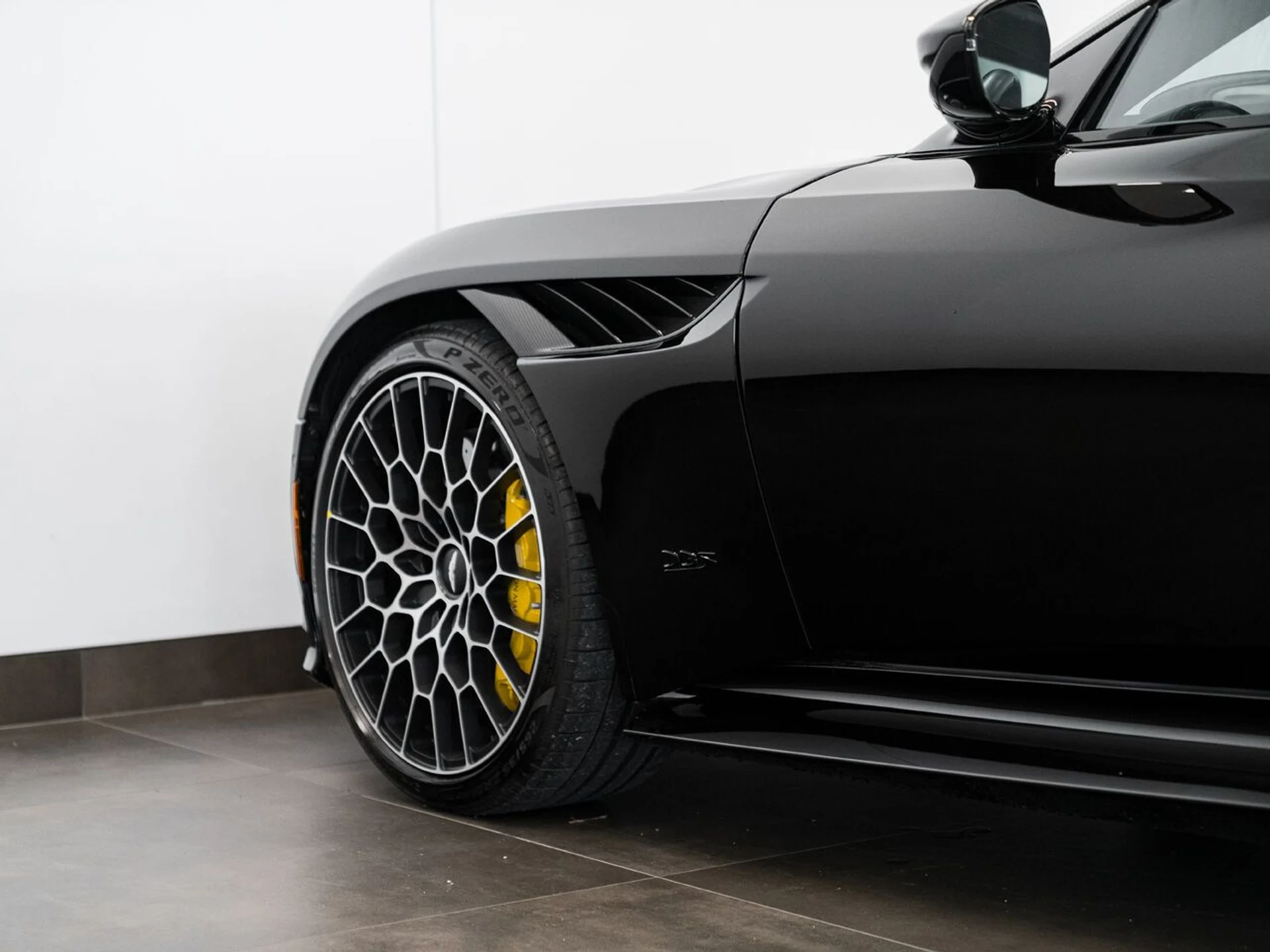 mph006_195016150_aston_martin_dbs_2023_jpg_v_1773863537_dbf1c99e8a