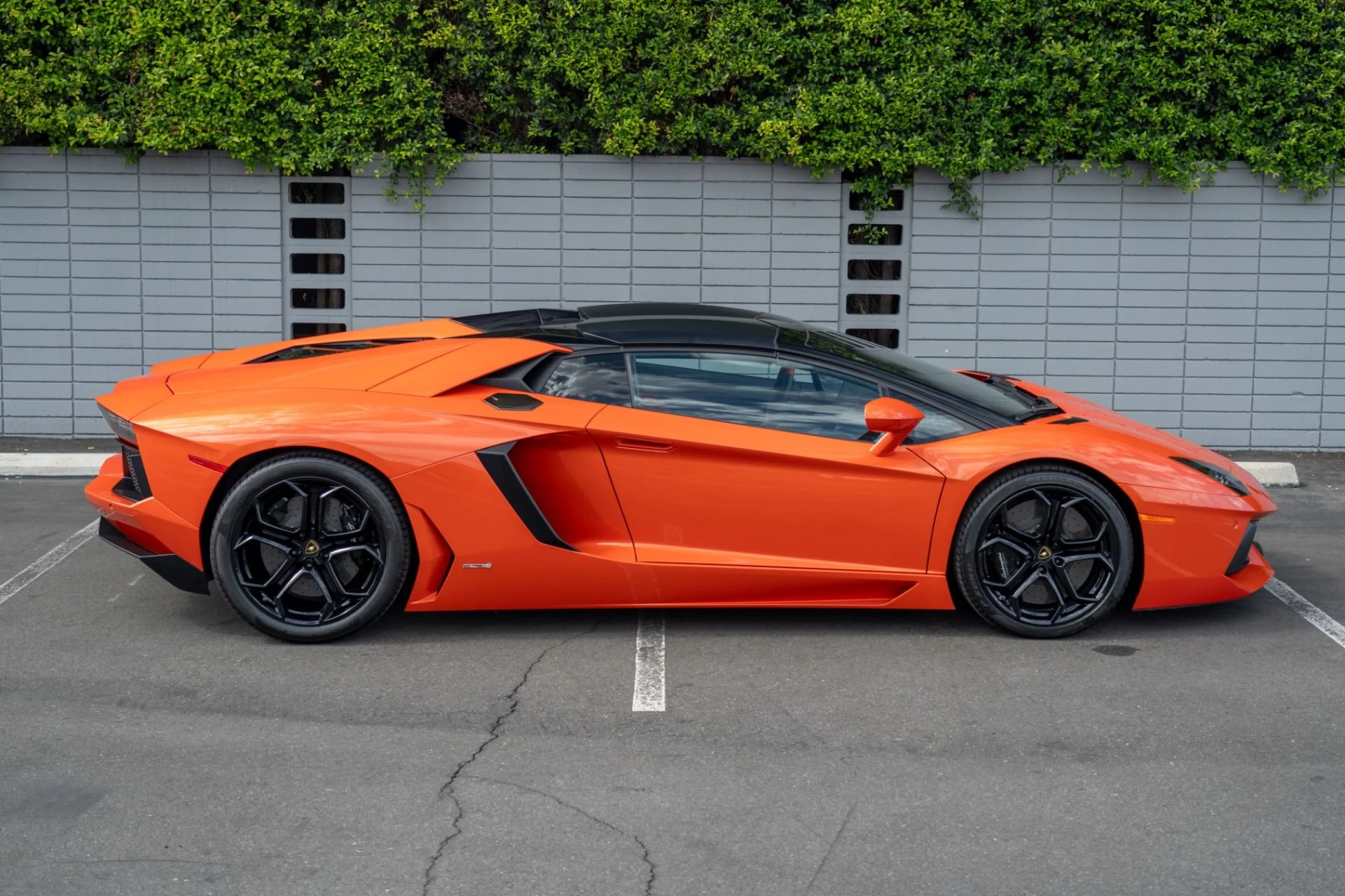 mph006_1975680606_Used_2014_Lamborghini_Aventador_LP_700_4_1760049910_9ac99a5d02