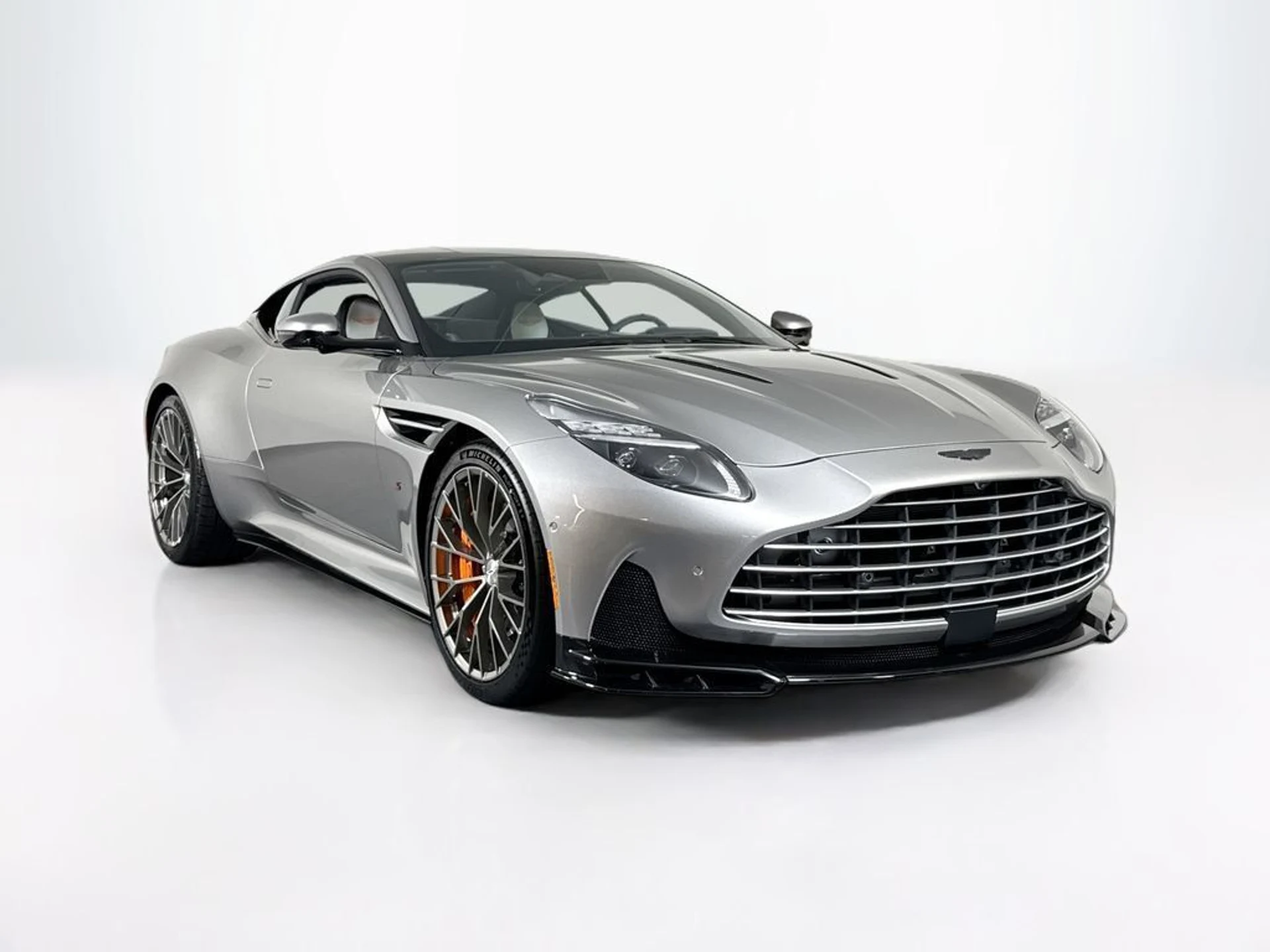 mph006_1978386755_new_2026_aston_martin_db12_11350_23038289_7_1024_a0929ab67a