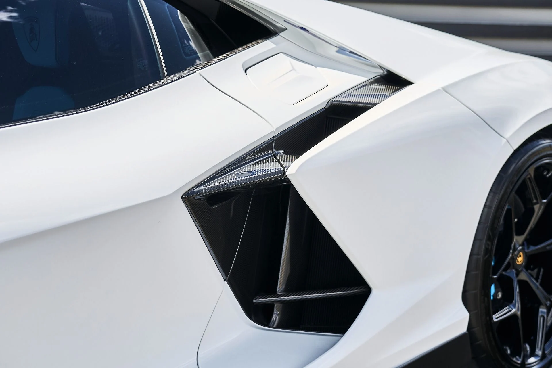 mph006_1986434548_Used_2025_Lamborghini_Revuelto_Base_1789726471_5ca2b1c407