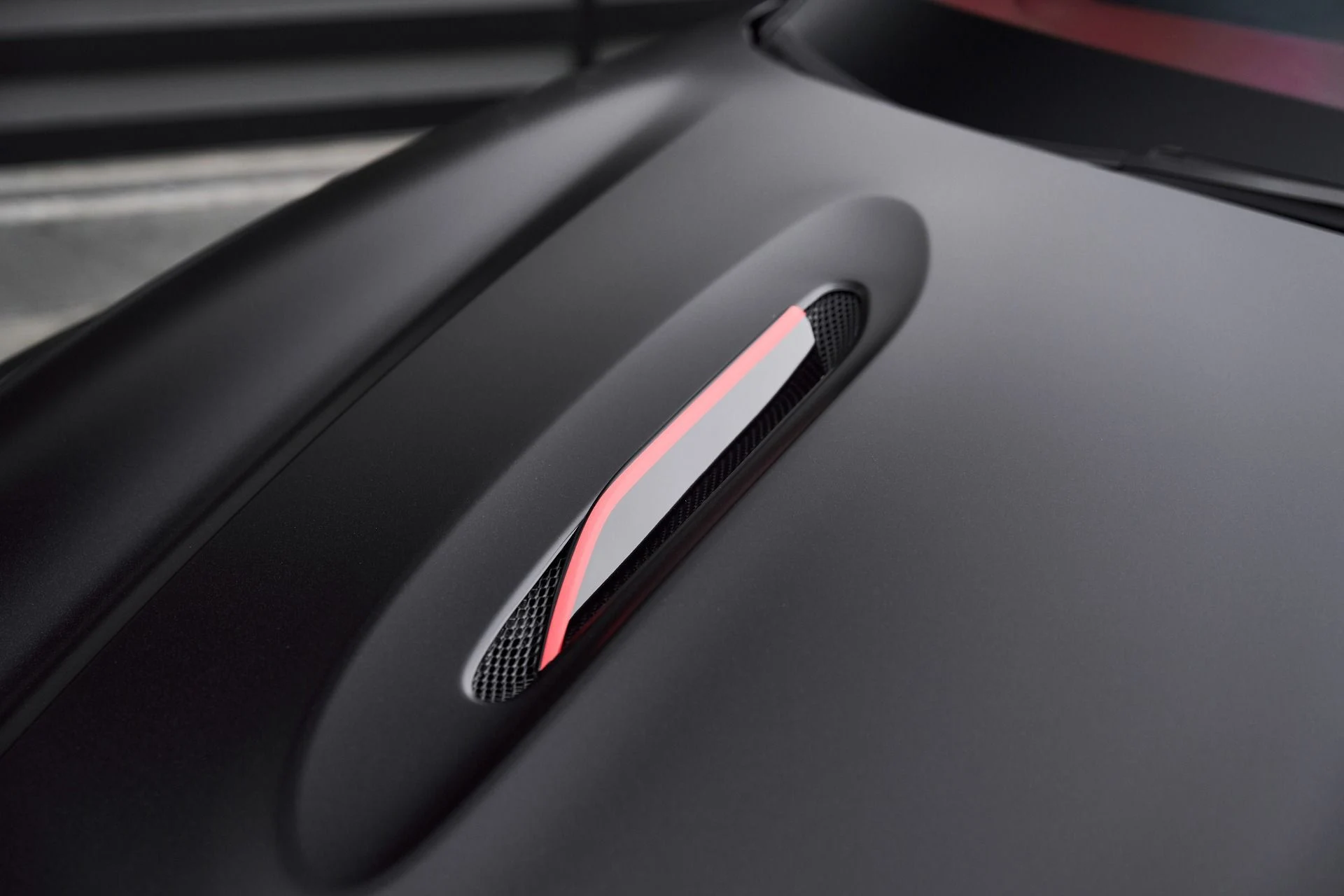 mph006_205739044_Used_2025_Aston_Martin_DBX_707_1766785280_0e095270e2