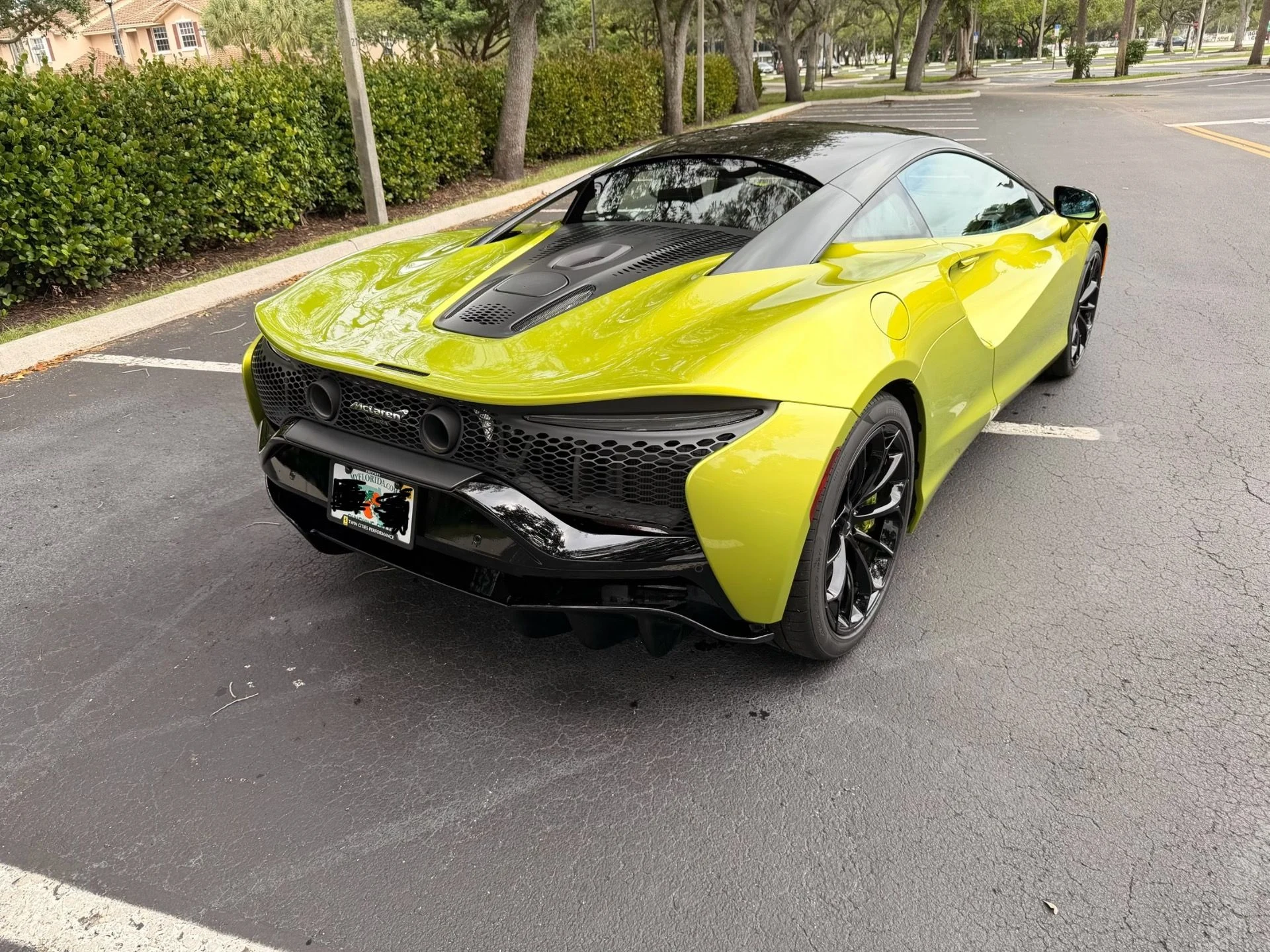mph006_2071967204_Used_2023_Mc_Laren_Artura_1765484435_81381ff2e4