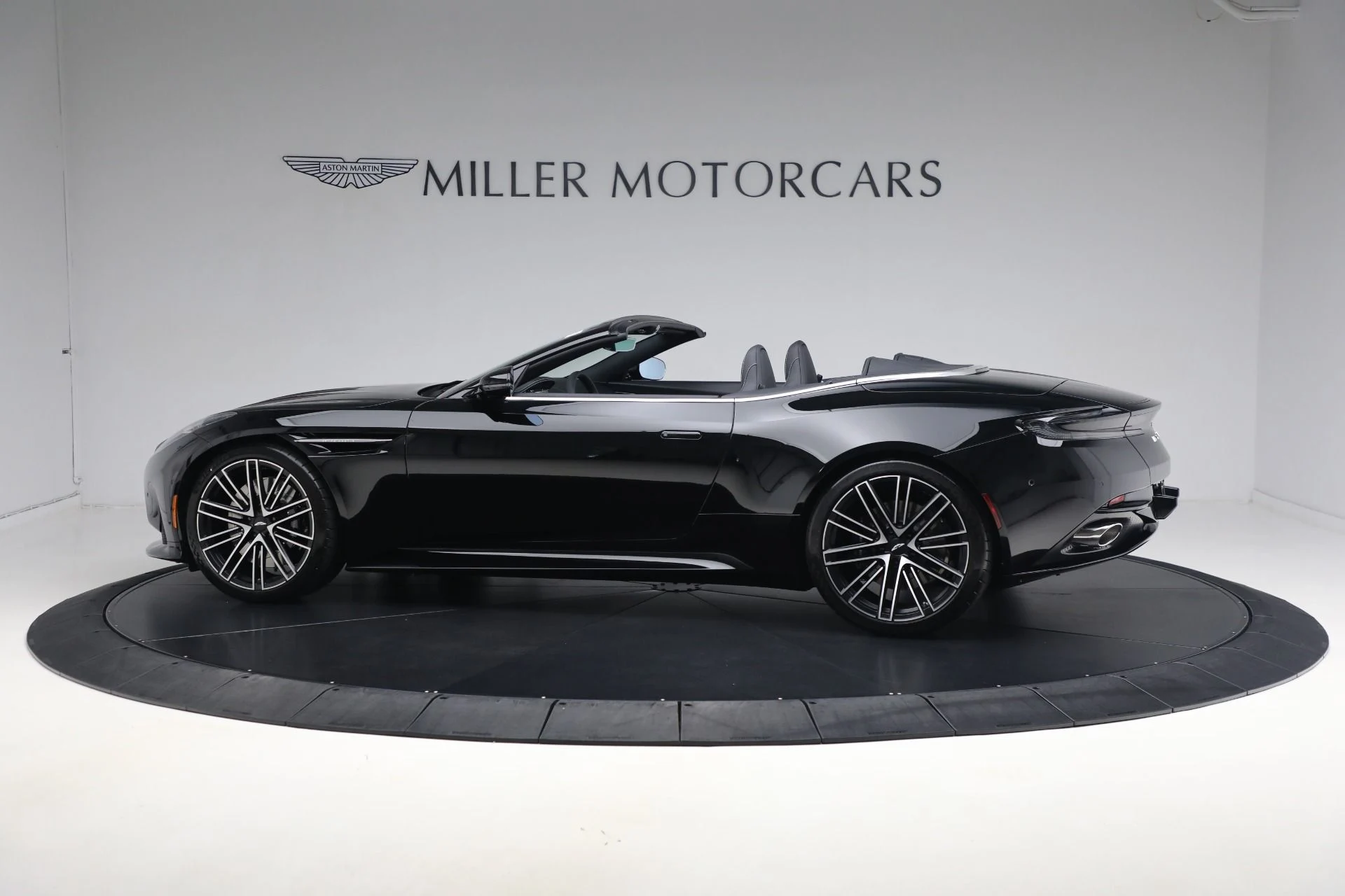 mph006_2095802057_New_2025_Aston_Martin_DB_12_Volante_990541d35b