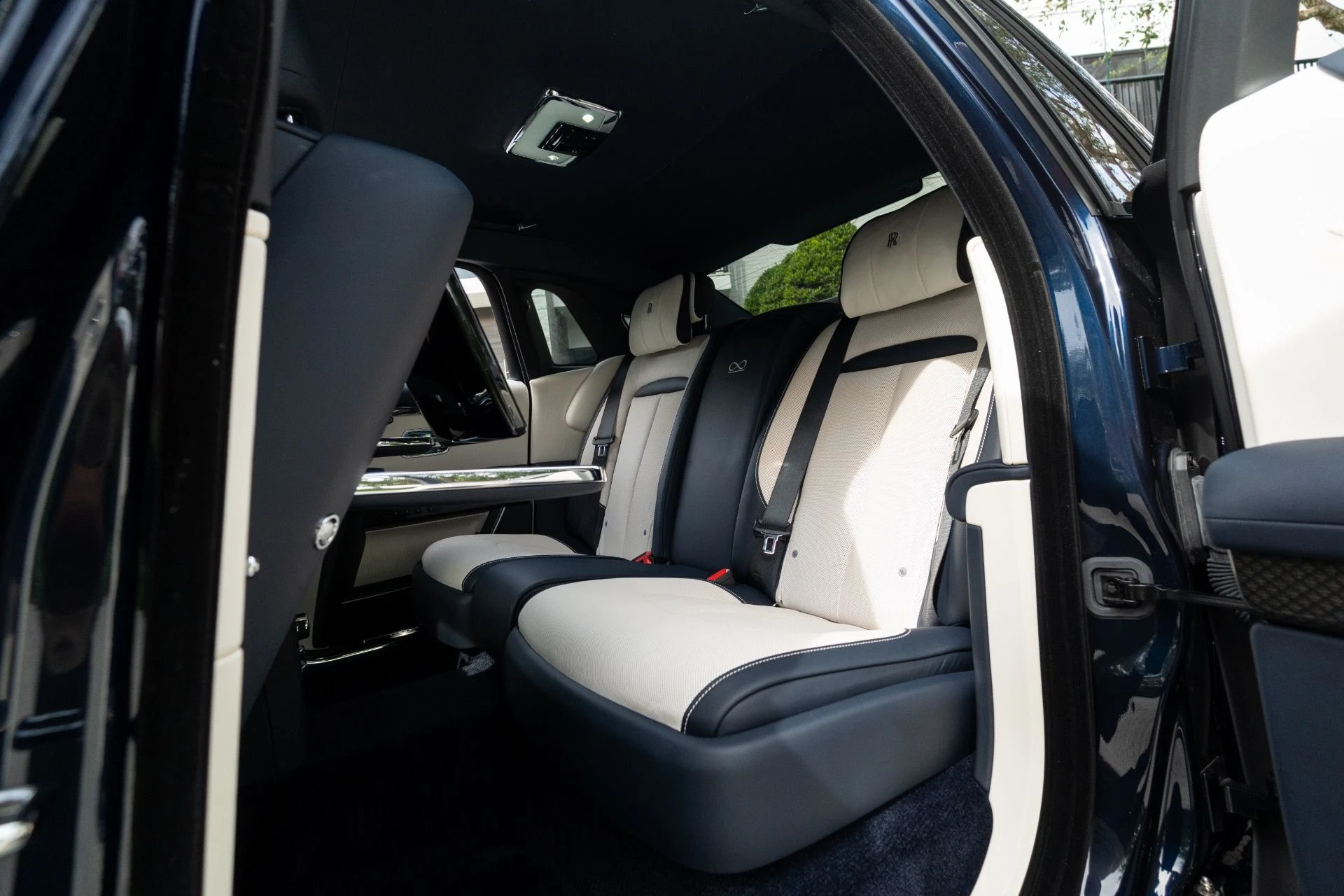 mph006_2098215642_Used_2023_Rolls_Royce_Black_Badge_Ghost_1765569637_48404f96ca