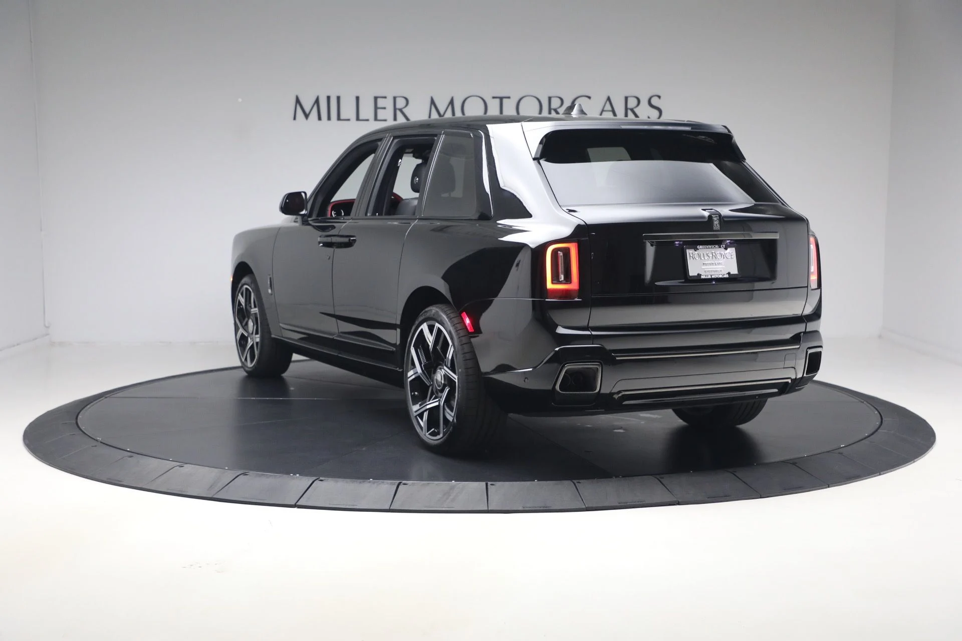 mph006_2170743674_New_2027_Rolls_Royce_Black_Badge_Cullinan_f789c54f1f
