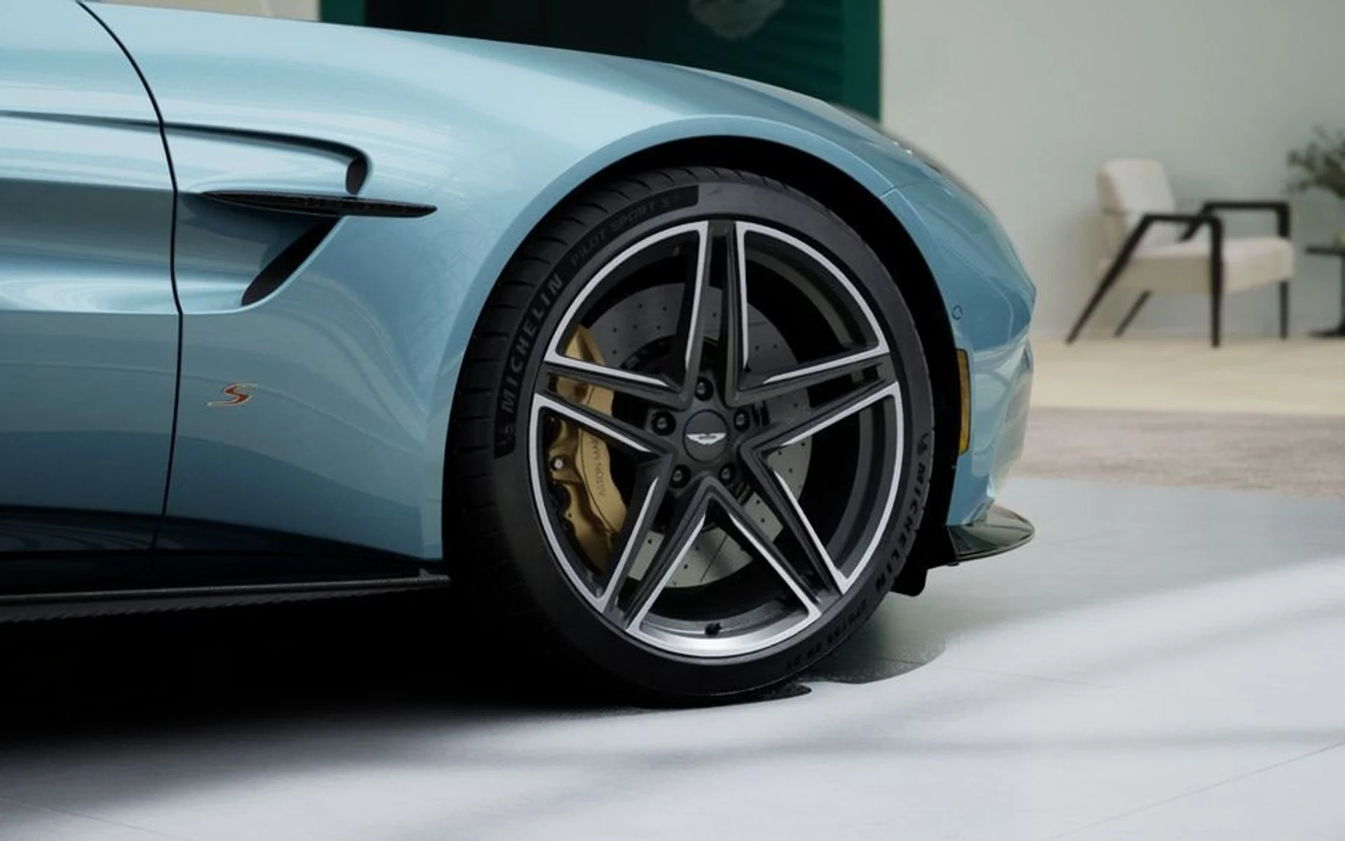 mph006_2185215548_New_2027_Aston_Martin_Vantage_S_Roadster_In_Transit_95449a1cb7