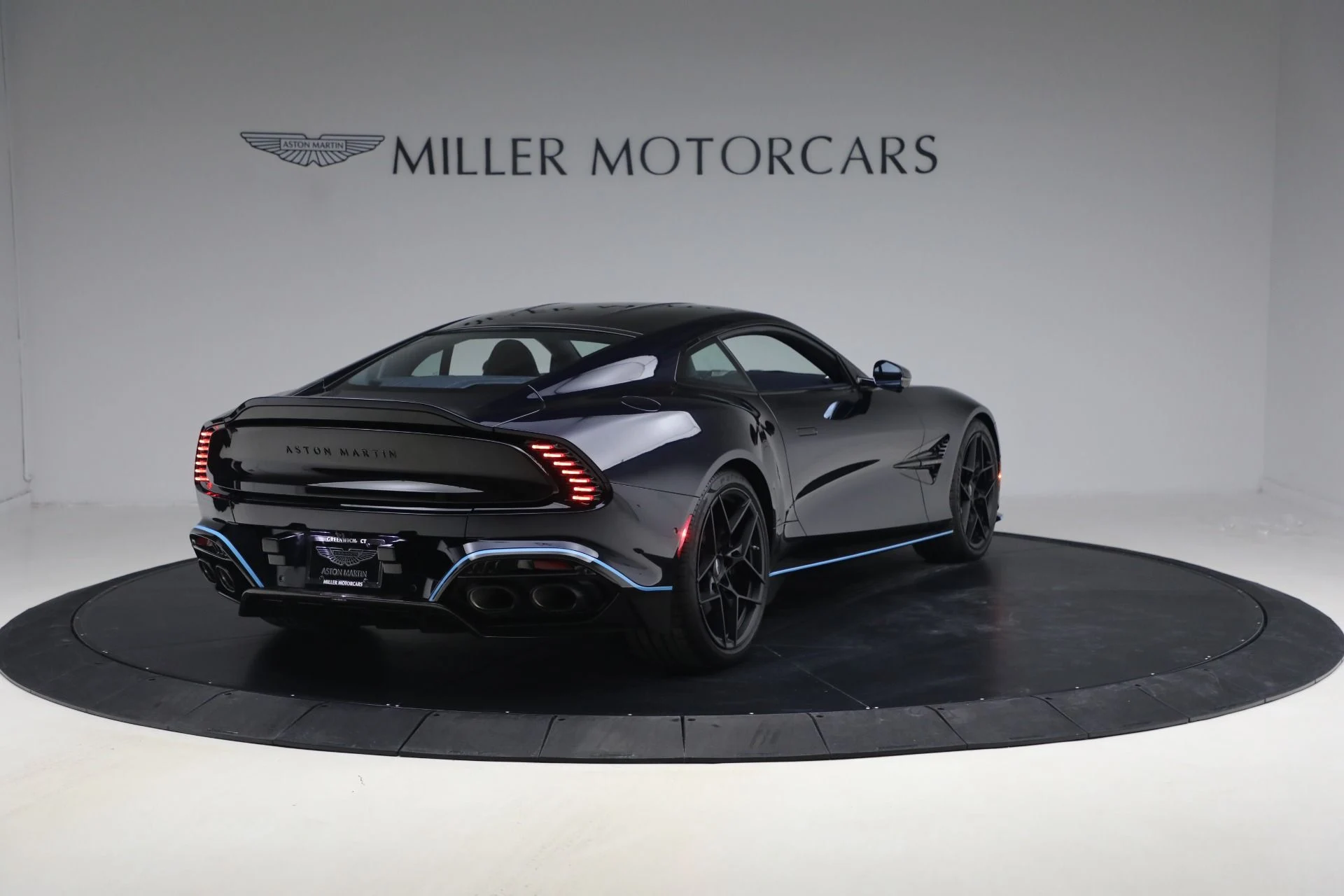 mph006_2187144013_Used_2025_Aston_Martin_Vanquish_1771024271_ff3900c6a0