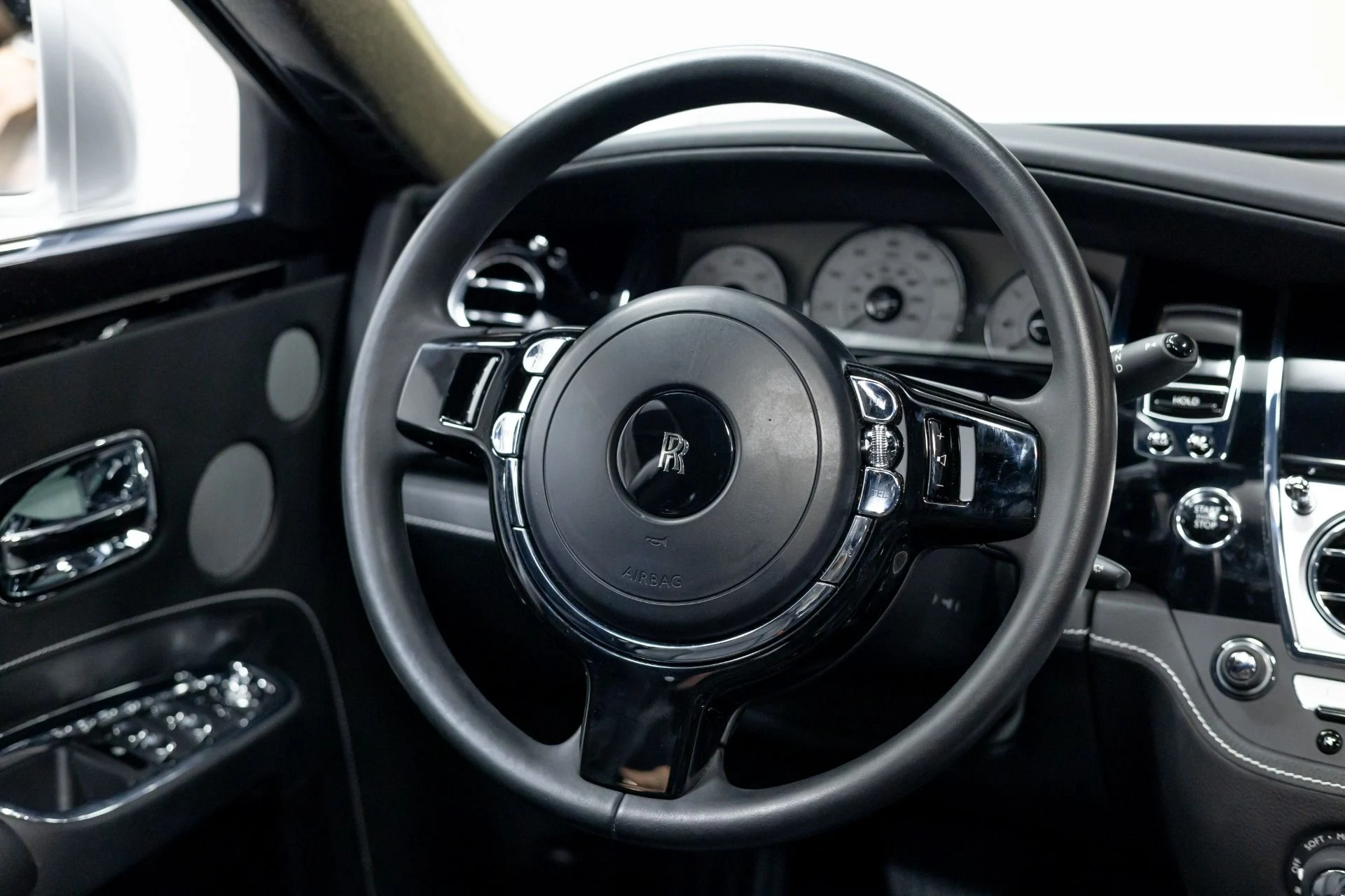 mph006_2189553140_Used_2015_Rolls_Royce_Ghost_1760219601_a536f3e652