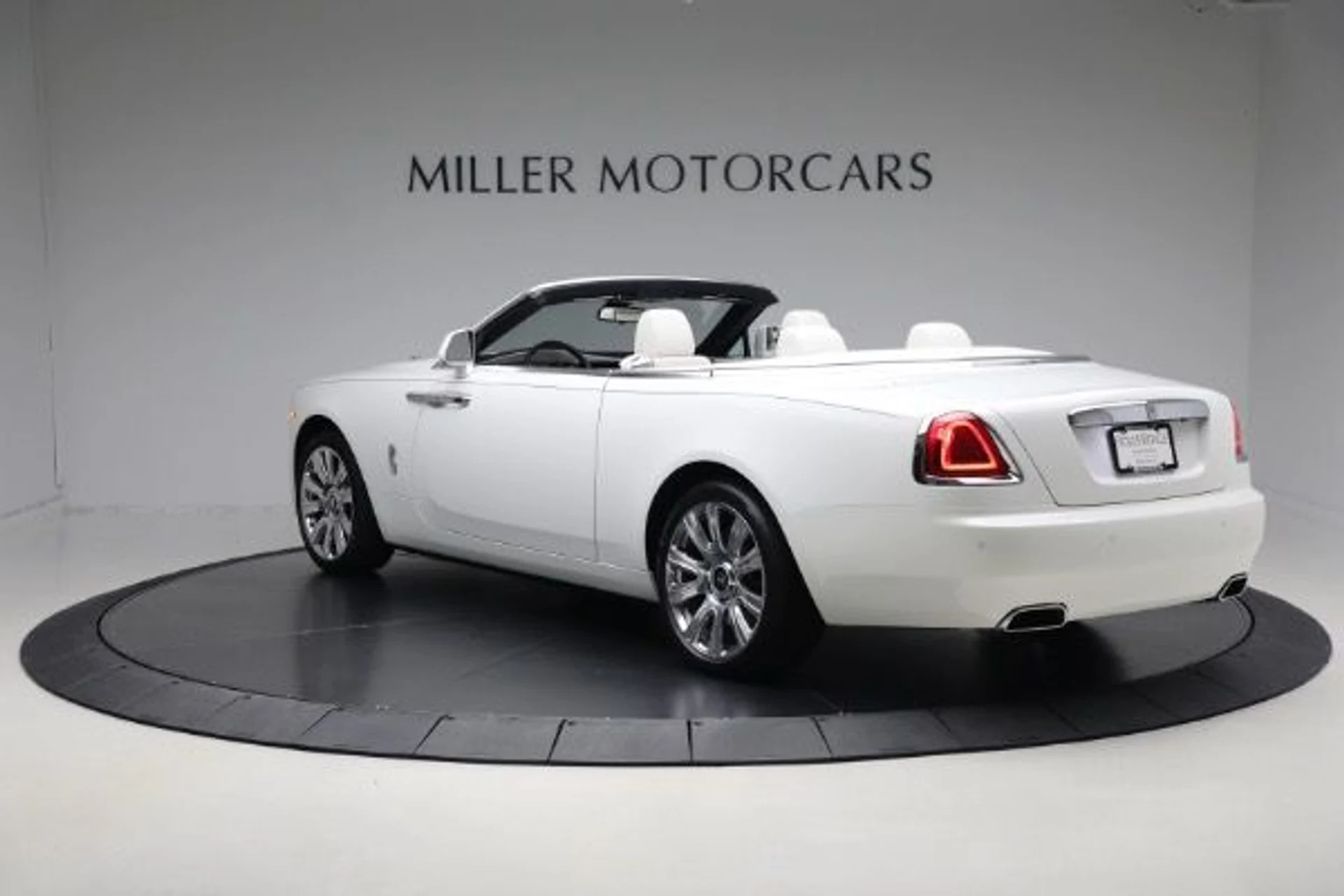 mph006_2192819229_Used_2018_Rolls_Royce_Dawn_4f1cb00aed