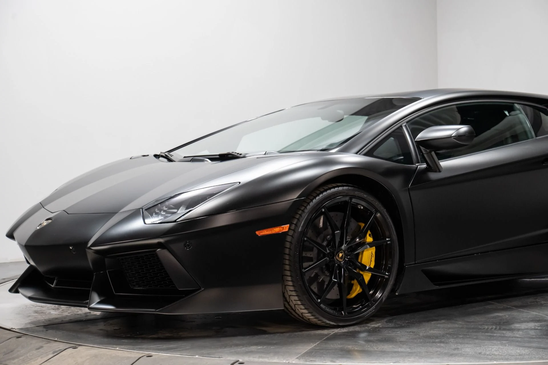 mph006_2204279923_Used_2014_Lamborghini_Aventador_1769104445_08a36703bf