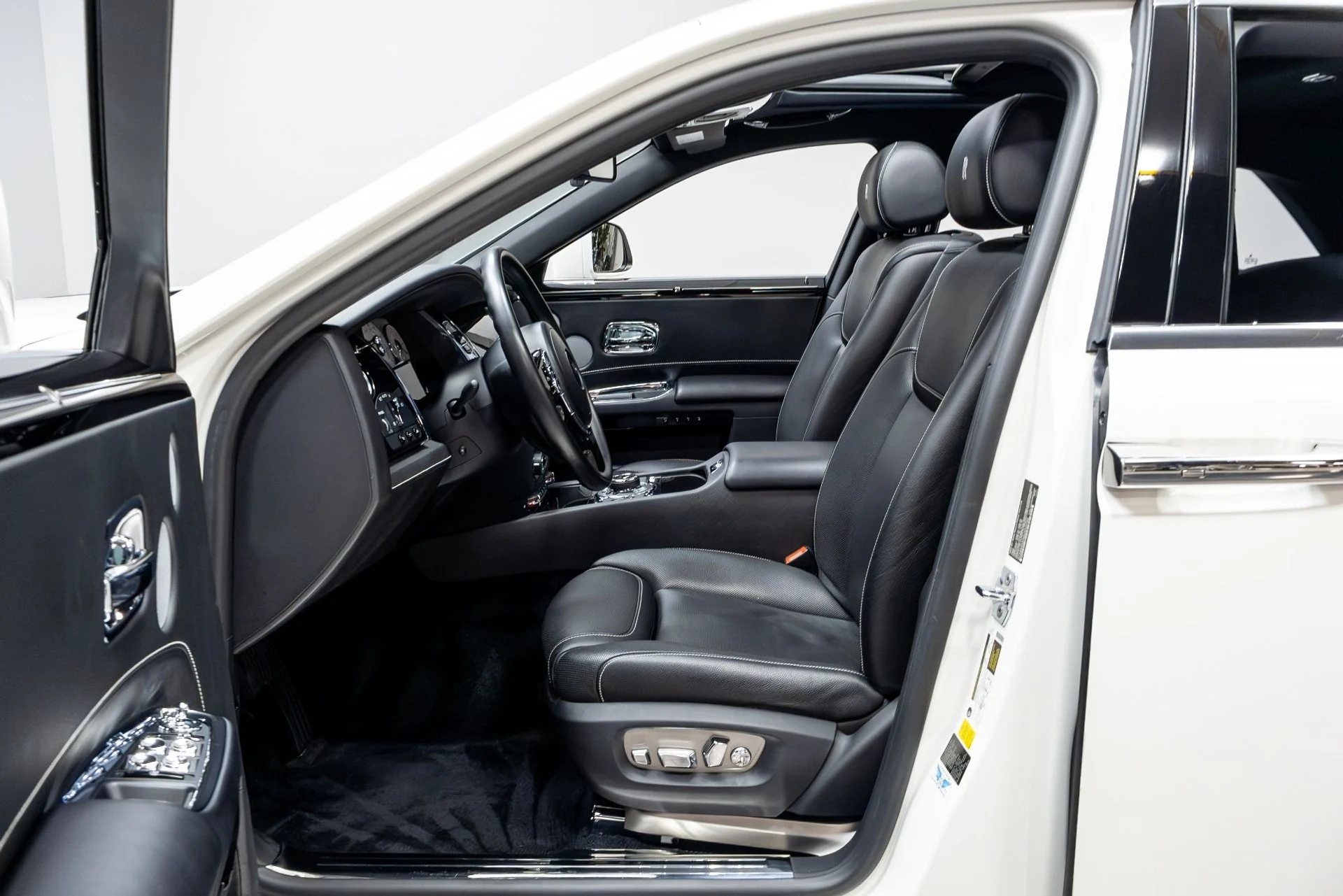 mph006_2232347256_Used_2016_Rolls_Royce_Ghost_1775019332_7a7e431068