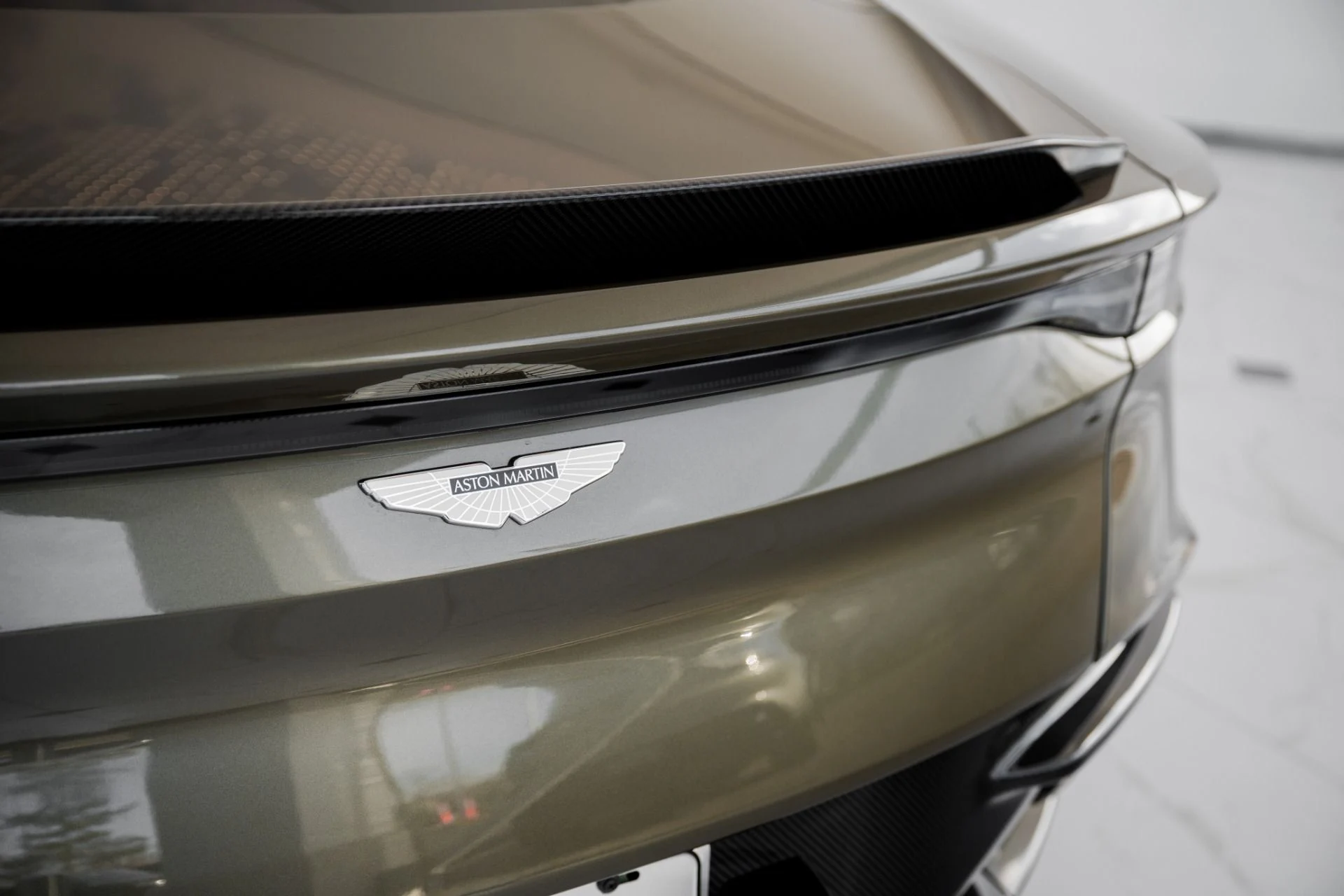 mph006_2255779464_Used_2020_Aston_Martin_DBS_Superleggera_007_OHMSS_Edition_1679175725_d8d651e823