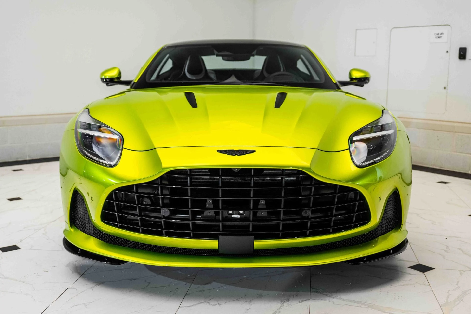 mph006_2263022388_Used_2025_Aston_Martin_DB_12_Coupe_1724764184_577ede8663