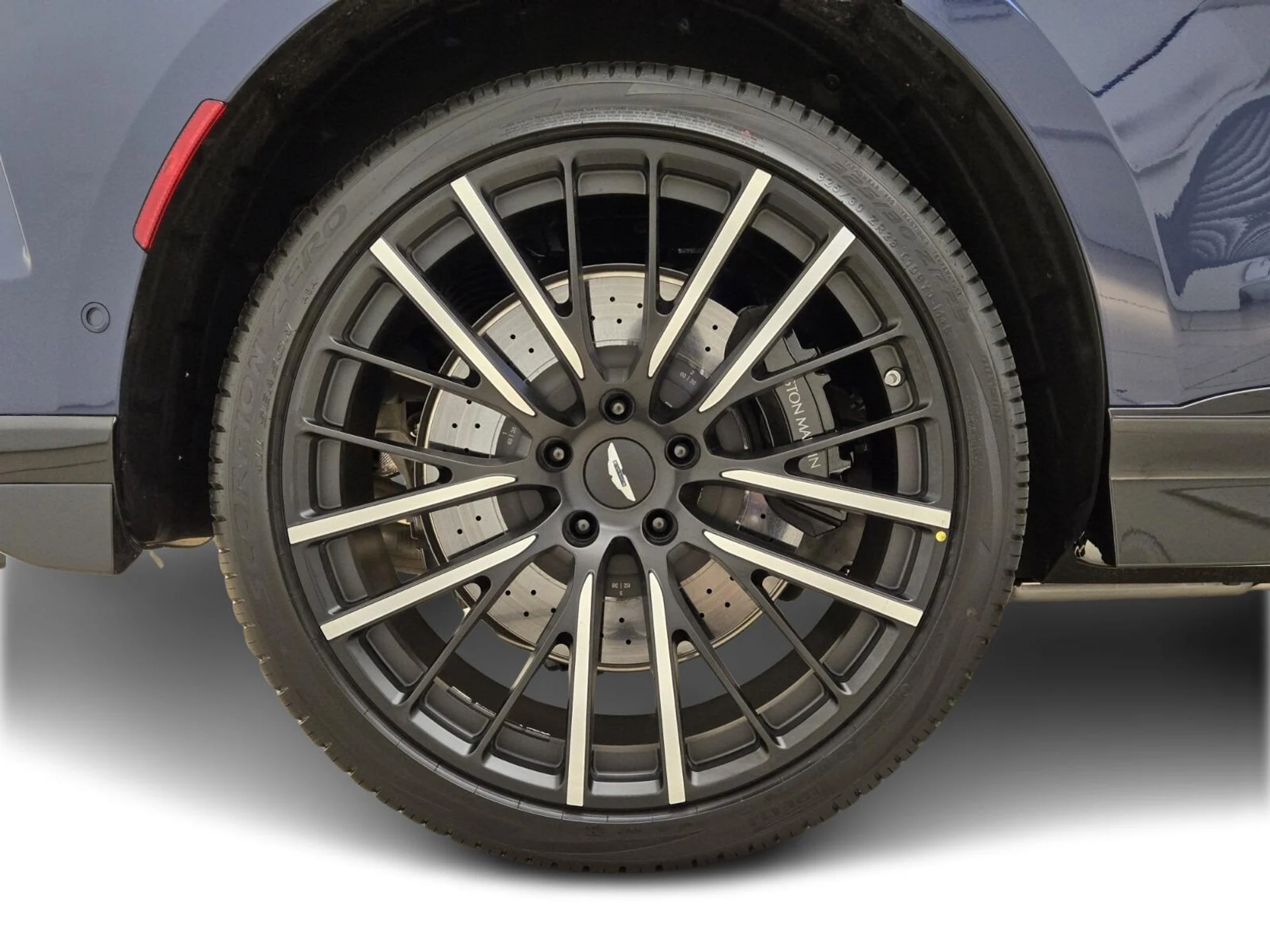 mph006_2266045476_New_2025_Aston_Martin_DBX_707_1753162704_85777ba996