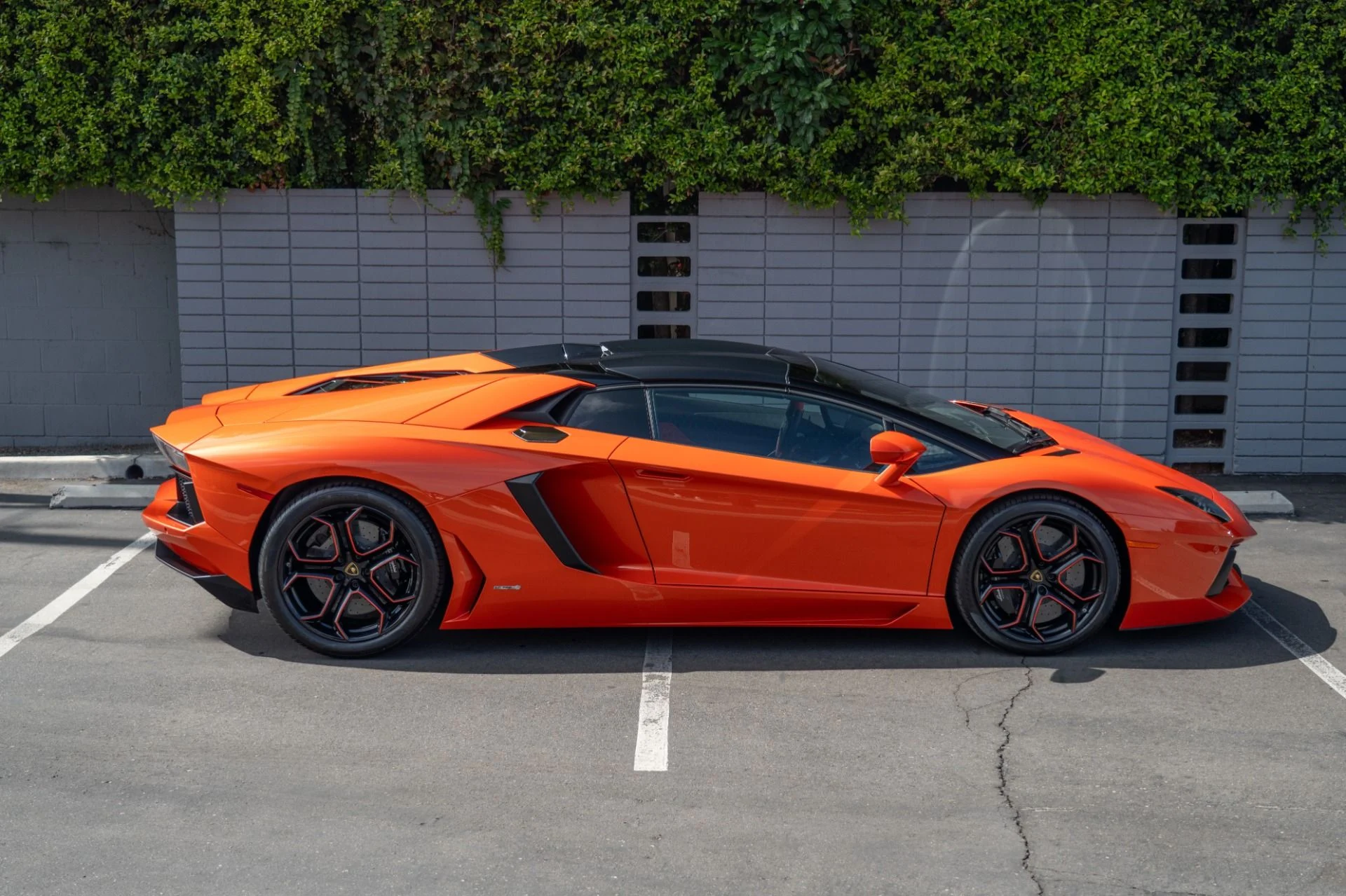 mph006_2266497707_Used_2014_Lamborghini_Aventador_LP_700_4_1759878623_c00f4f6dbb