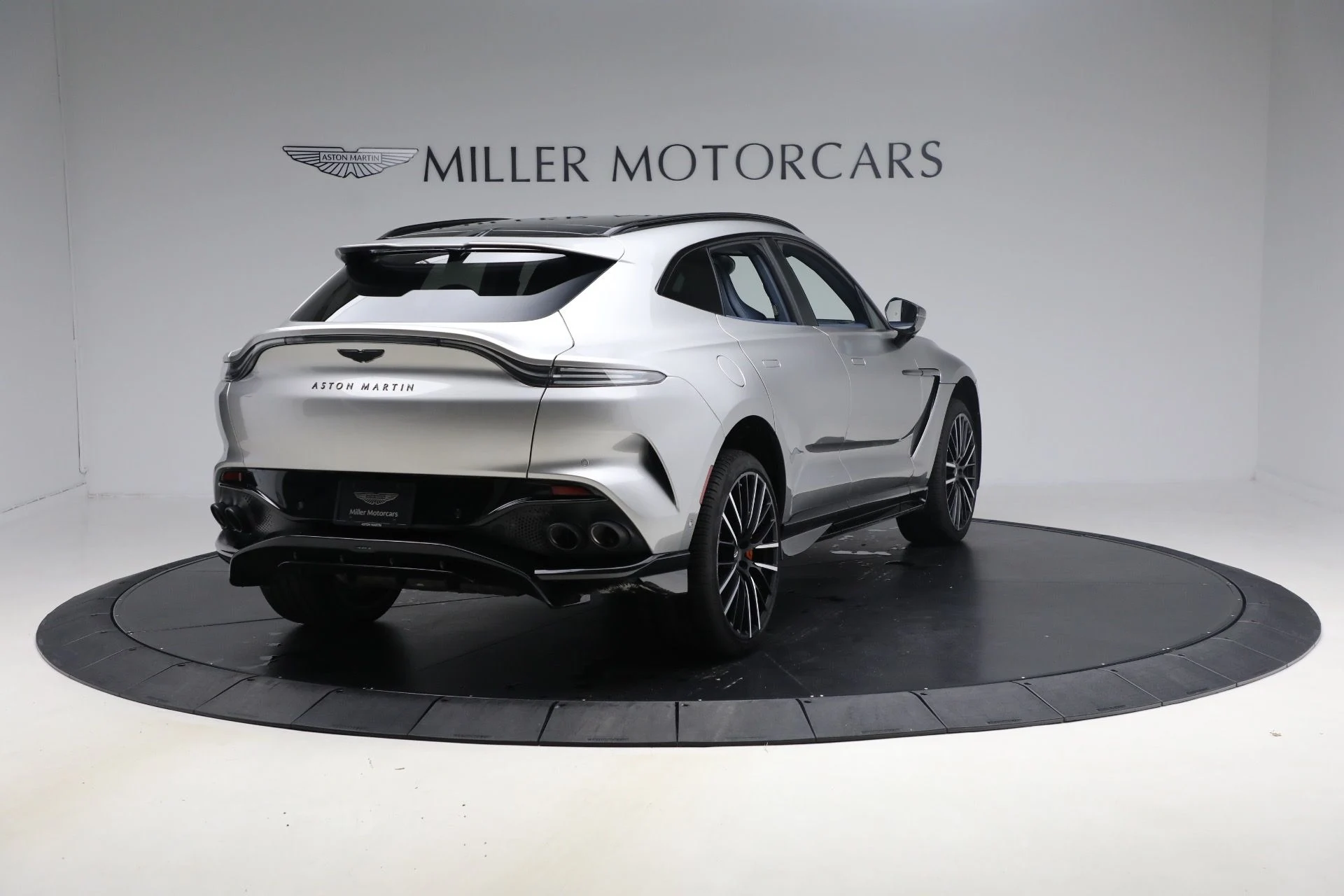 mph006_2286004599_New_2025_Aston_Martin_DBX_707_1762018668_3ea7379808