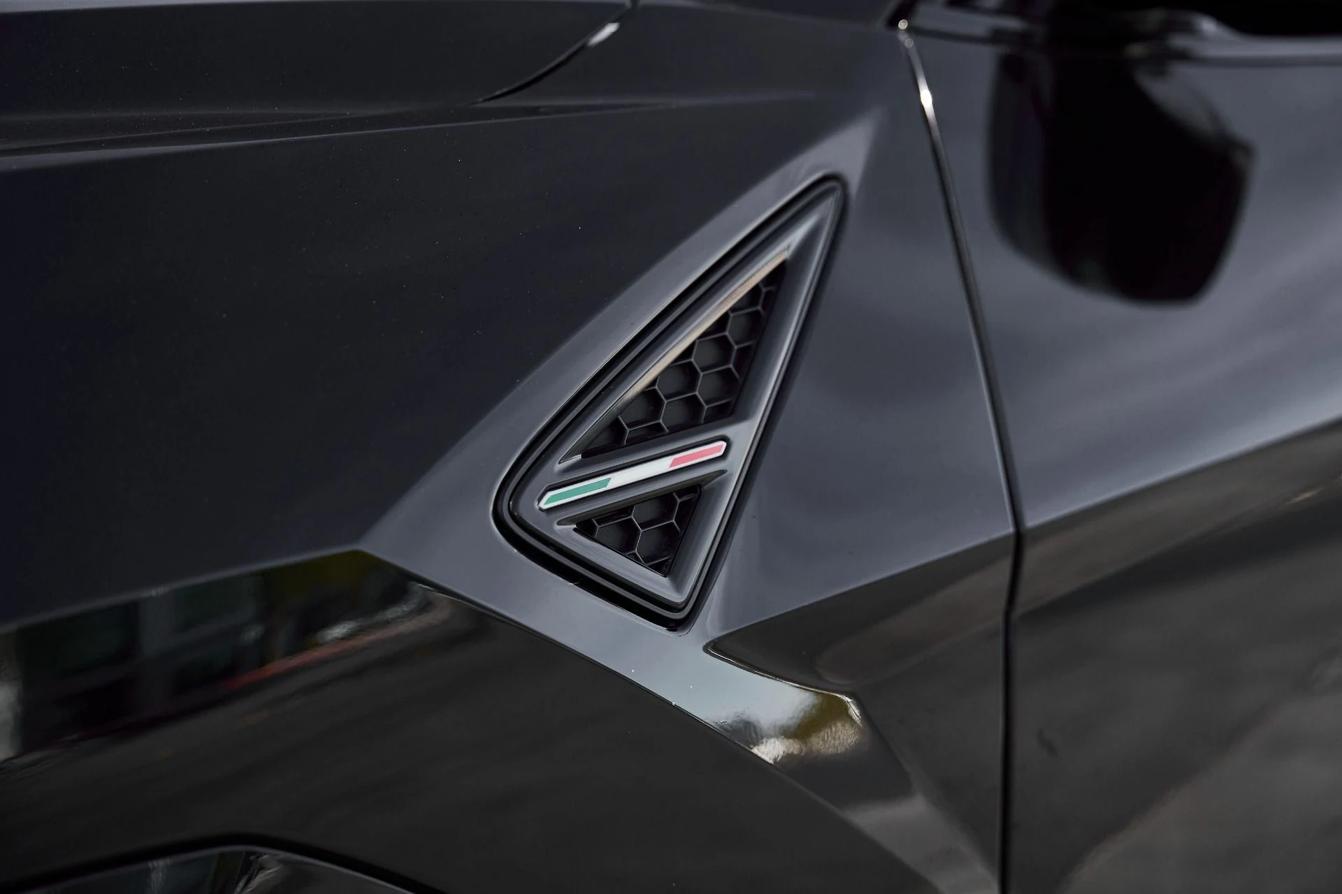 mph006_2296436970_Used_2021_Lamborghini_Urus_1771987835_903a2eb0b7