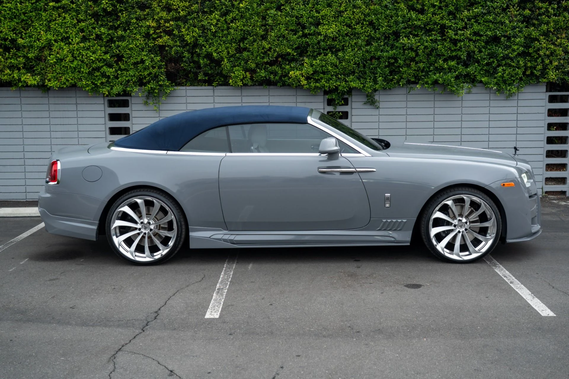 mph006_2333053366_Used_2017_Rolls_Royce_Dawn_1759961826_f967949869
