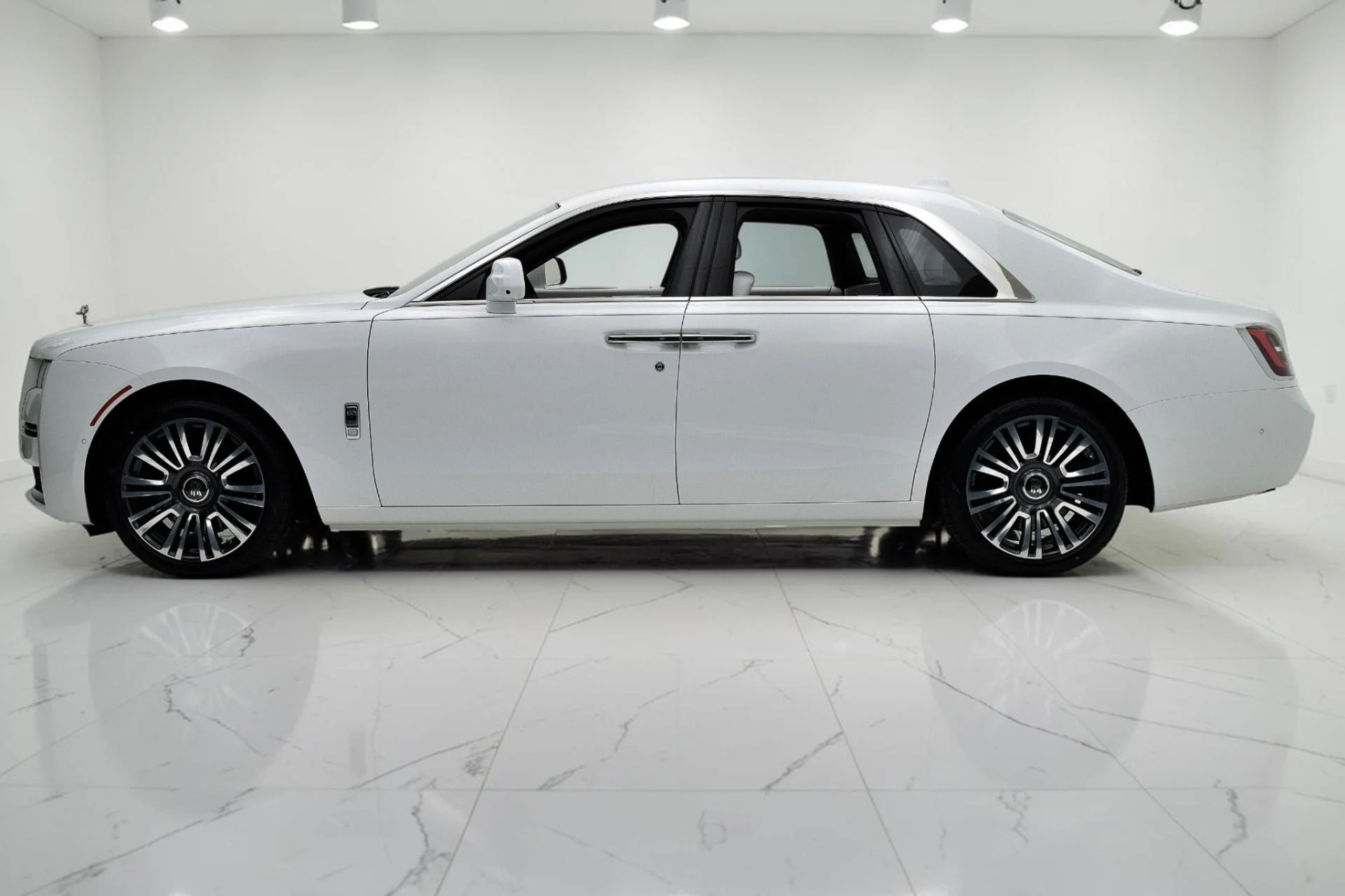 mph006_2368213428_Used_2021_Rolls_Royce_Ghost_5fef770f9c
