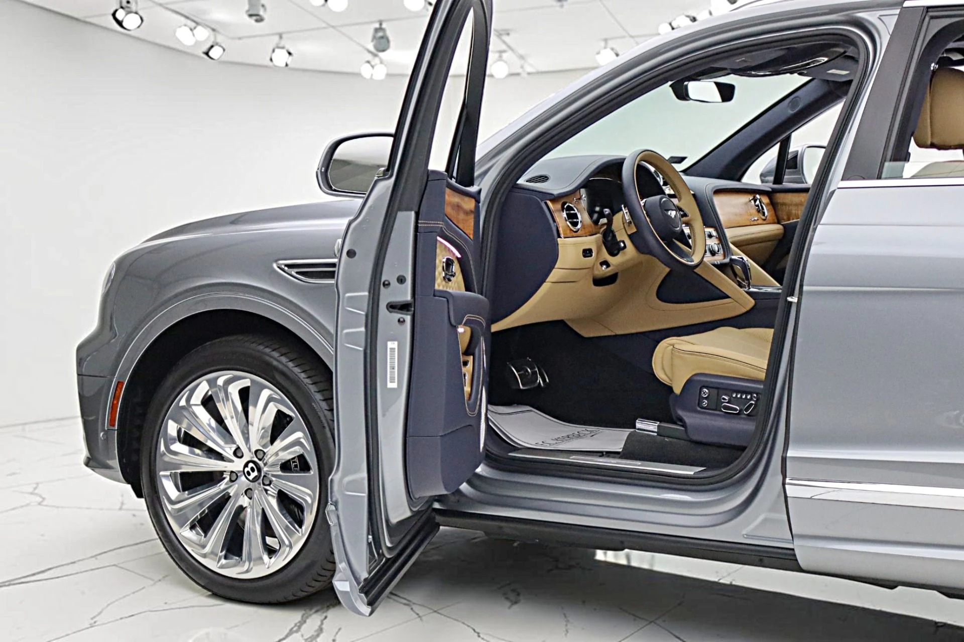 mph006_2388978684_Used_2025_Bentley_Bentayga_Azure_V8_LEASE_OPTIONS_AVAILABLE_373a8b52aa