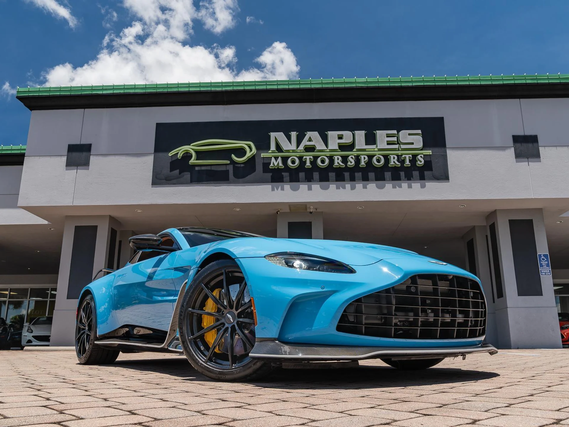 mph006_2389080712_Used_2023_Aston_Martin_Vantage_V12_1780952605_61f6cd04c2