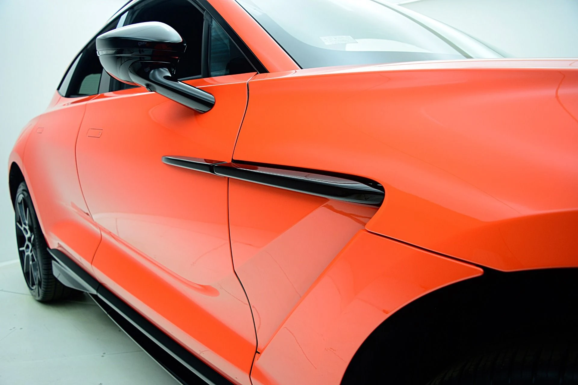 mph006_240217040_New_2025_Aston_Martin_DBX_707_38fc62d848