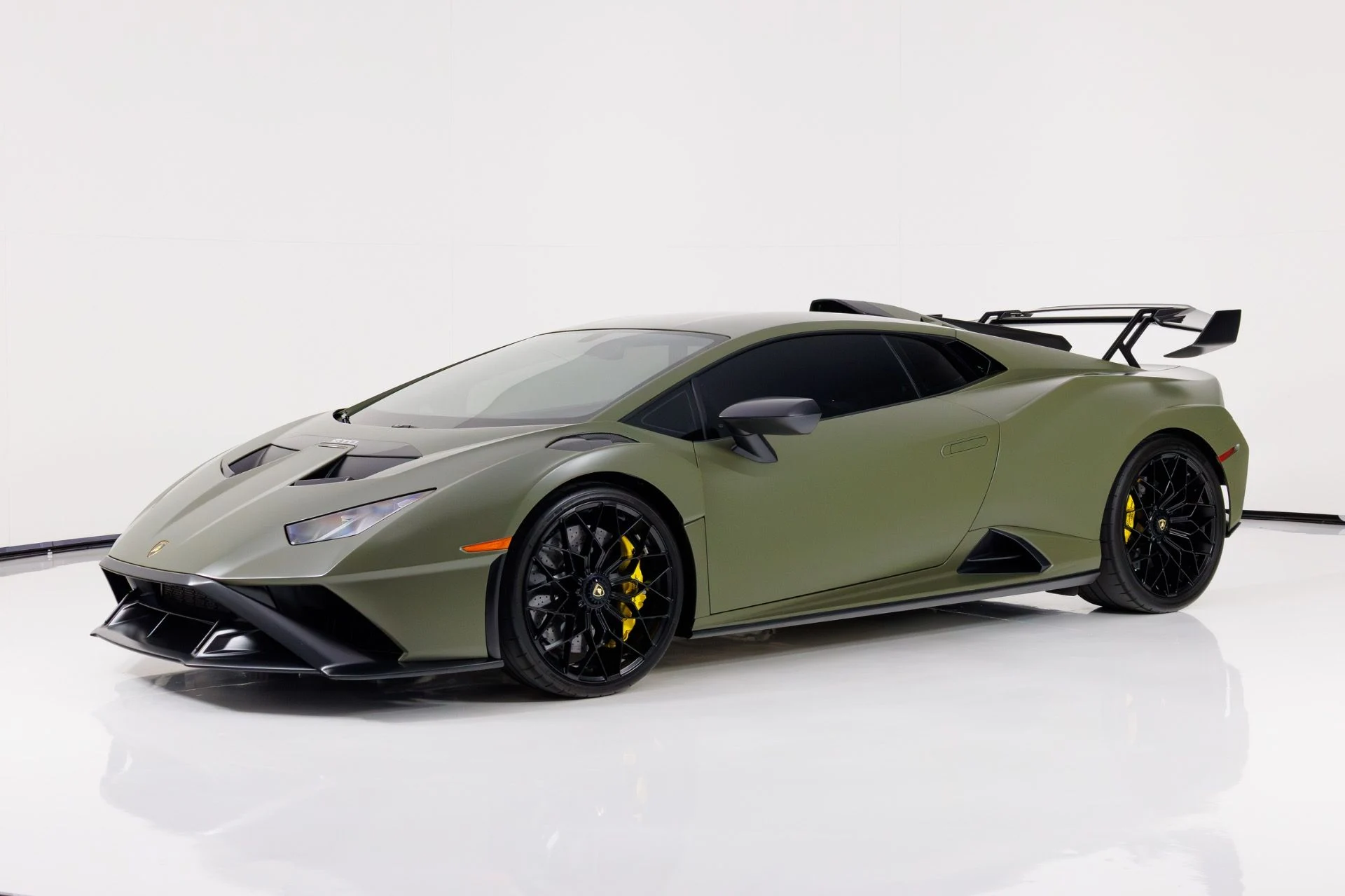 mph006_2412935724_Used_2022_Lamborghini_Huracan_STO_1770056090_5c1d48ca9e