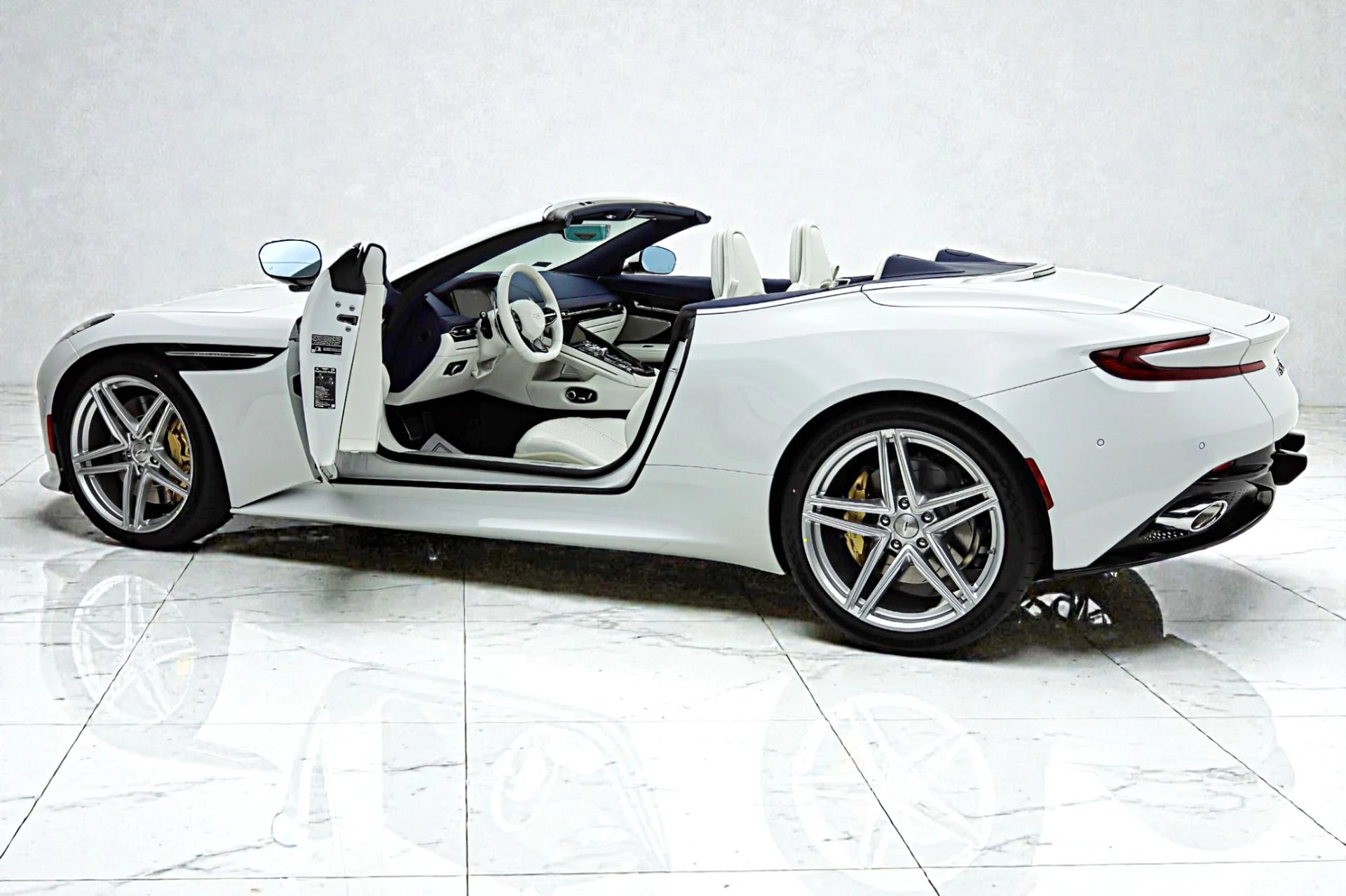 mph006_2425419751_New_2026_Aston_Martin_DB_12_Volante_1bcbeeeec1