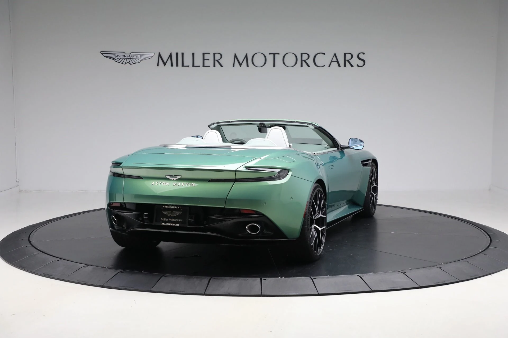 mph006_2440932216_New_2025_Aston_Martin_DB_12_Volante_45cc05cf45