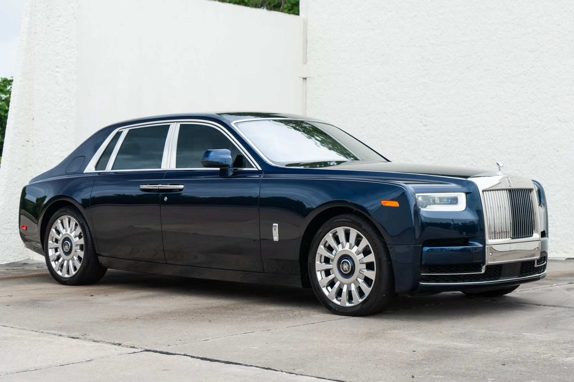 mph006_2474664110_Used_2022_Rolls_Royce_Phantom_1778012232_7f812d5cd9