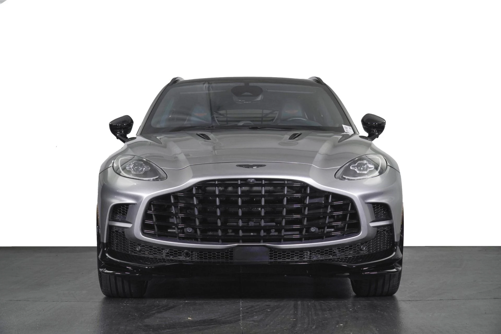 mph006_2480068343_Used_2025_Aston_Martin_DBX_707_1792739128_9249020979